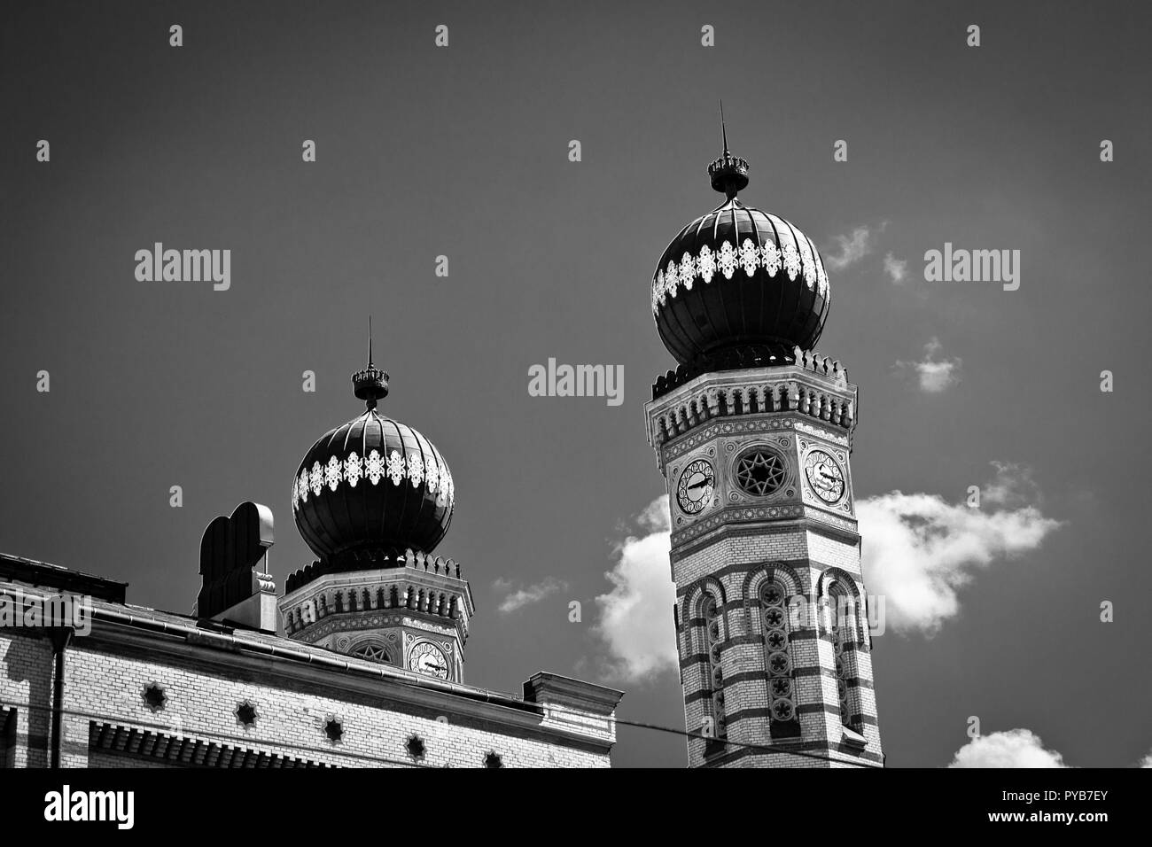 Budapest, die Hauptstadt Ungarns, ist durch die Donau halbiert. Die aus dem 19. Jahrhundert Chain Bridge verbindet das hügelige Buda Bezirk mit flachen Pest. Stockfoto