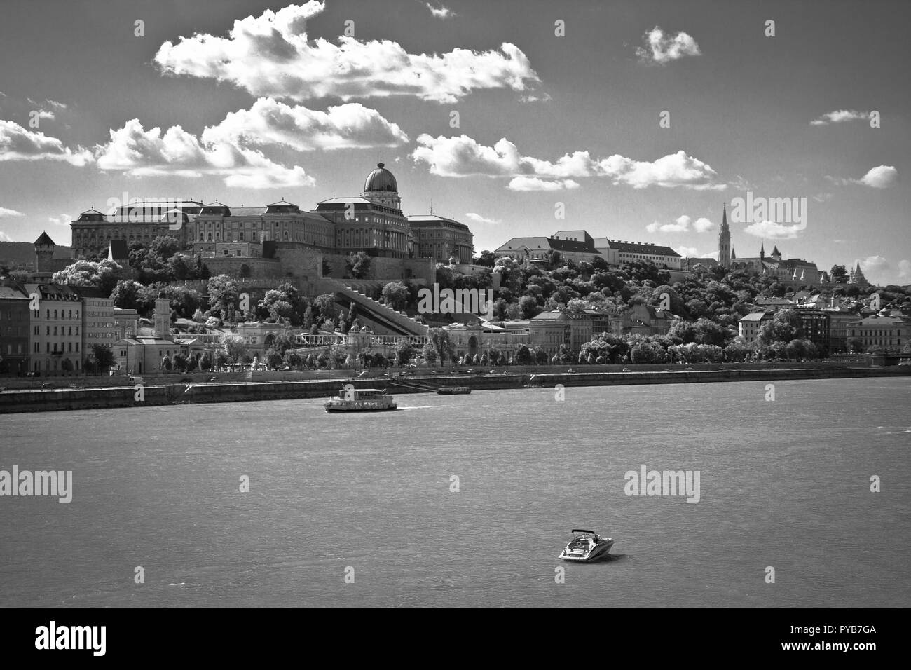 Budapest, die Hauptstadt Ungarns, ist durch die Donau halbiert. Die aus dem 19. Jahrhundert Chain Bridge verbindet das hügelige Buda Bezirk mit flachen Pest. Stockfoto