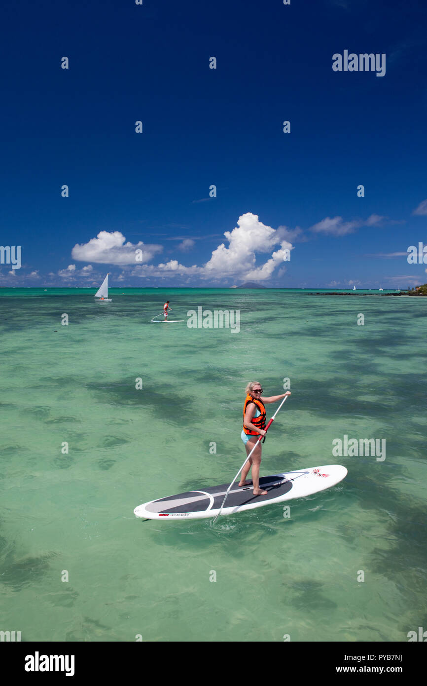 Touristische Stand up Paddle Boarding an der Nordküste von Mauritius. Stockfoto