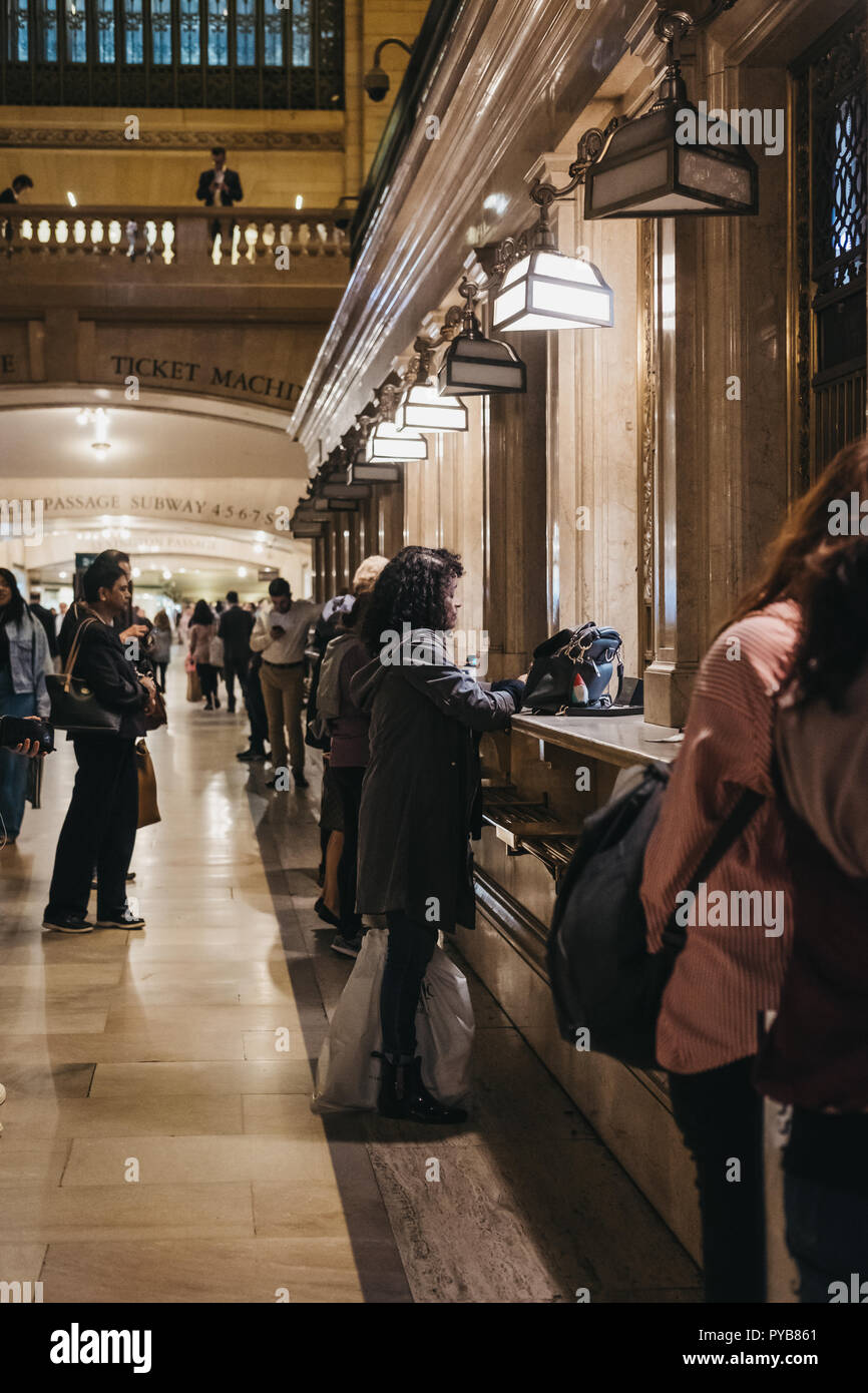 New York, USA - Juni 1, 2018: Leute Tickets kaufen in einem Fenster "Kasse am Grand Central Terminal, dem weltbekannten Wahrzeichen und Verkehrsknotenpunkt in M Stockfoto