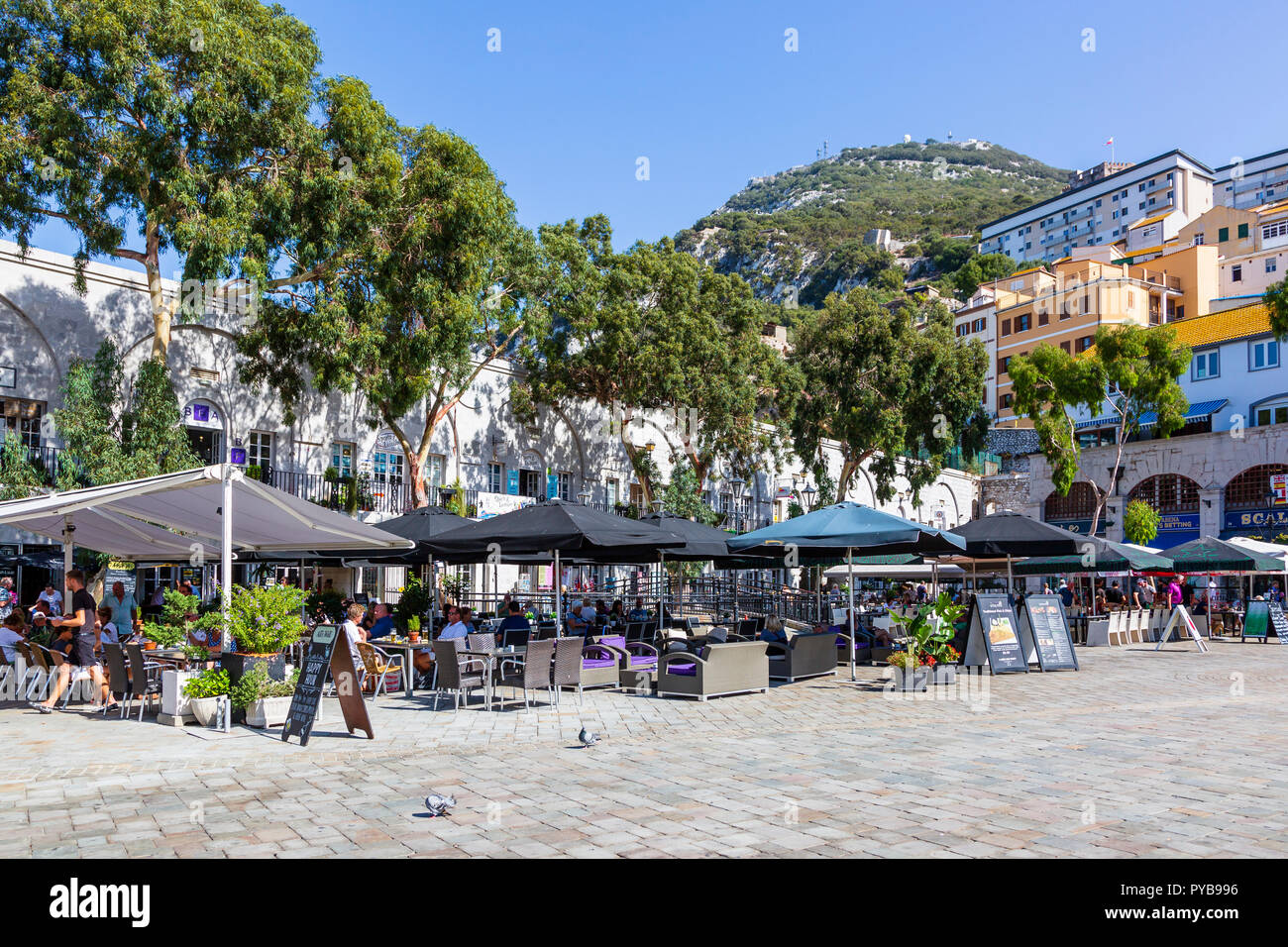 Restaurants und Touristen in Grand Casemates Square, Gibraltar Stockfoto