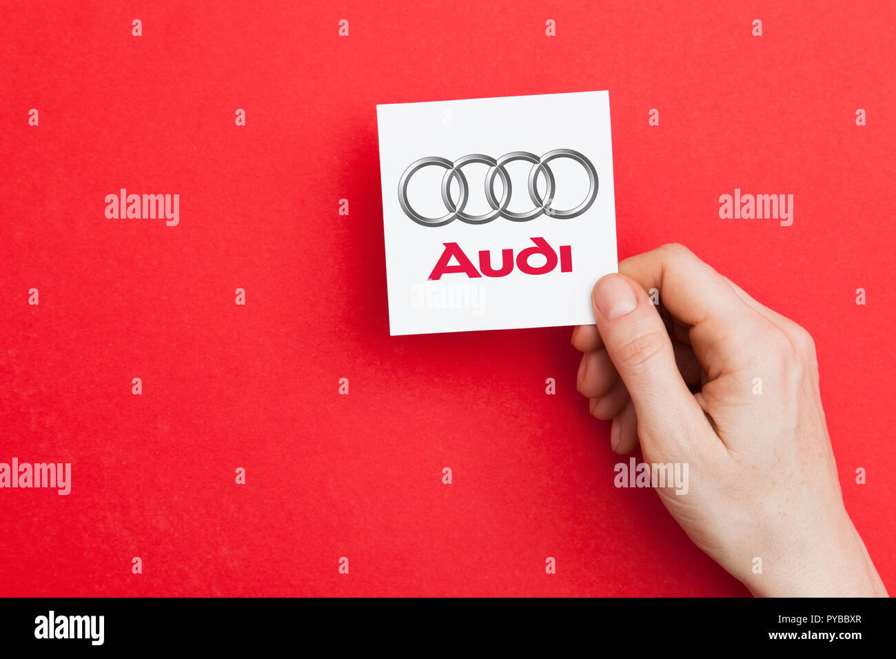 LONDON, UK, 26. Oktober 2018: die Hand, die einen Audi Logo. Audi ist ein Hersteller von Automobilen. Stockfoto