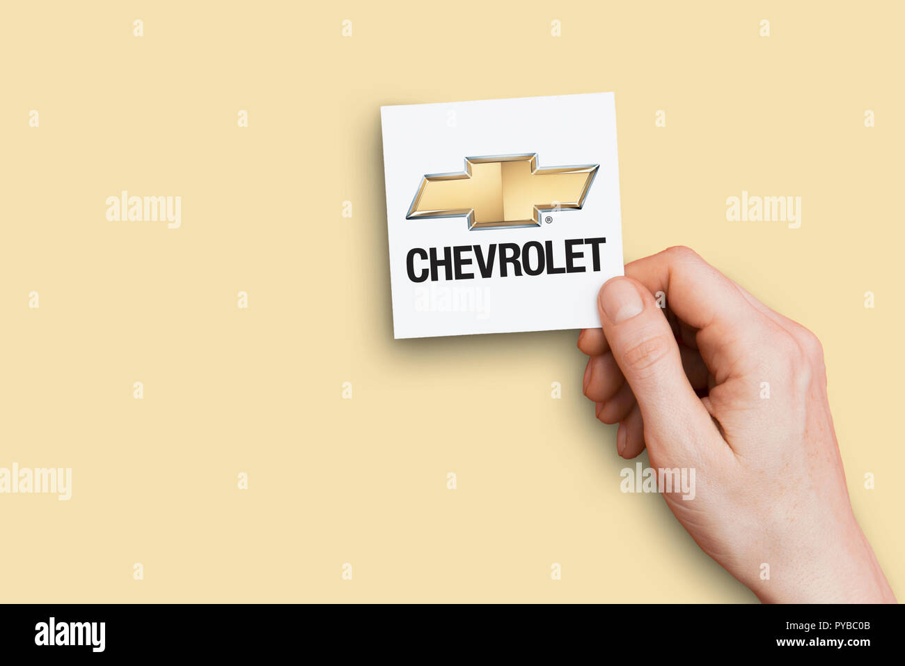 LONDON, UK, 26. Oktober 2018: die Hand mit einem Chevrolet Logo. Chevrolet ist ein Hersteller von Automobilen. Stockfoto