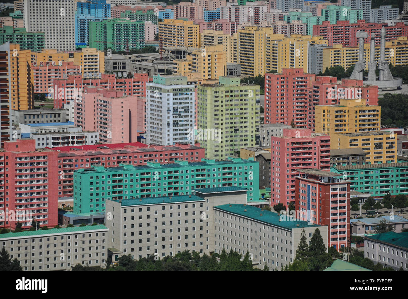 Die Stadt von Pjöngjang modernisiert und überall neu lackiert sie gehen oder schauen. Alten sowjetischen Blocks werden in frischen Farben gestrichen. In Weit r Stockfoto