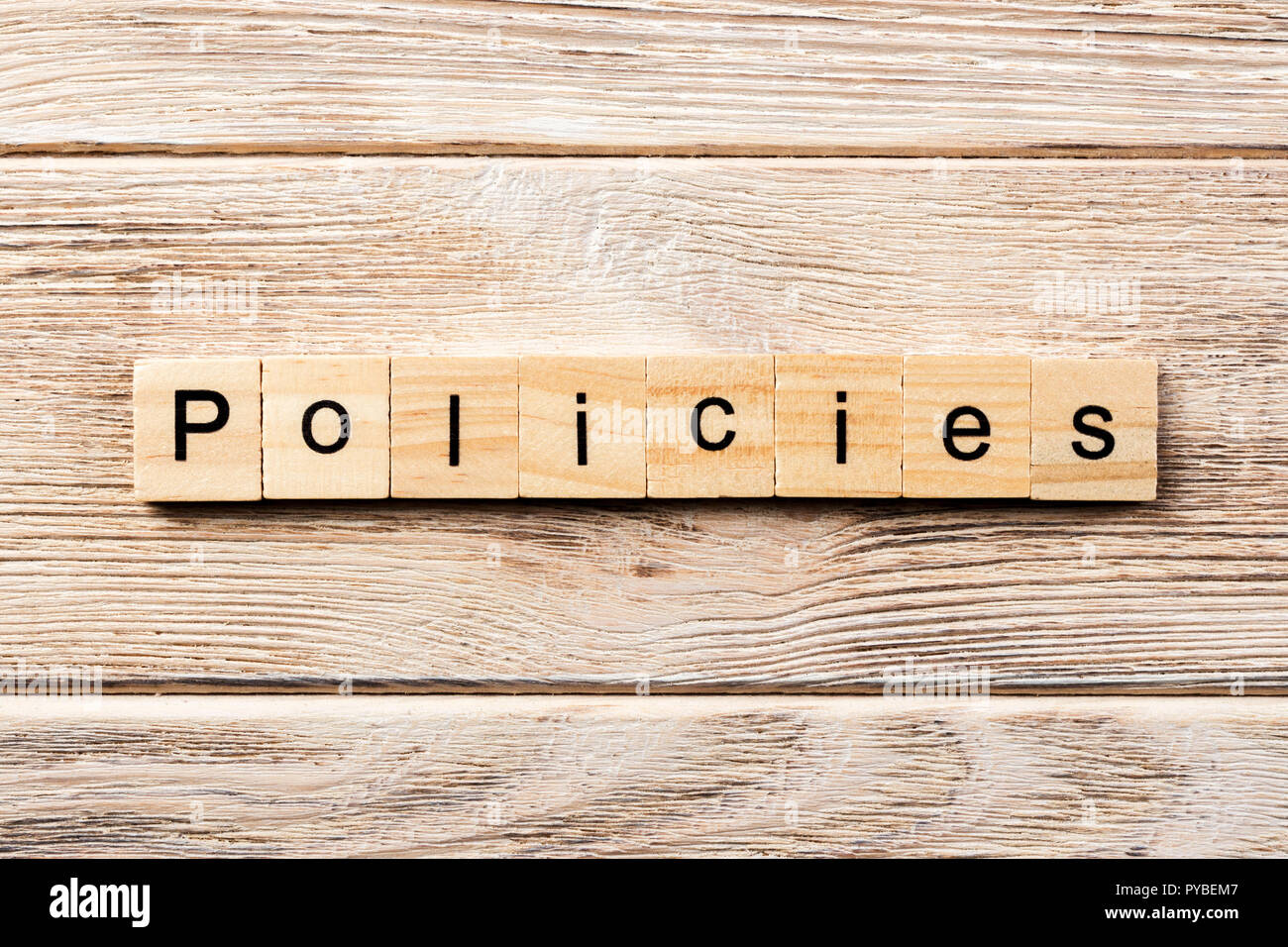 Politik Wort auf Holz Baustein geschrieben. die Politik text auf Tisch, Konzept. Stockfoto