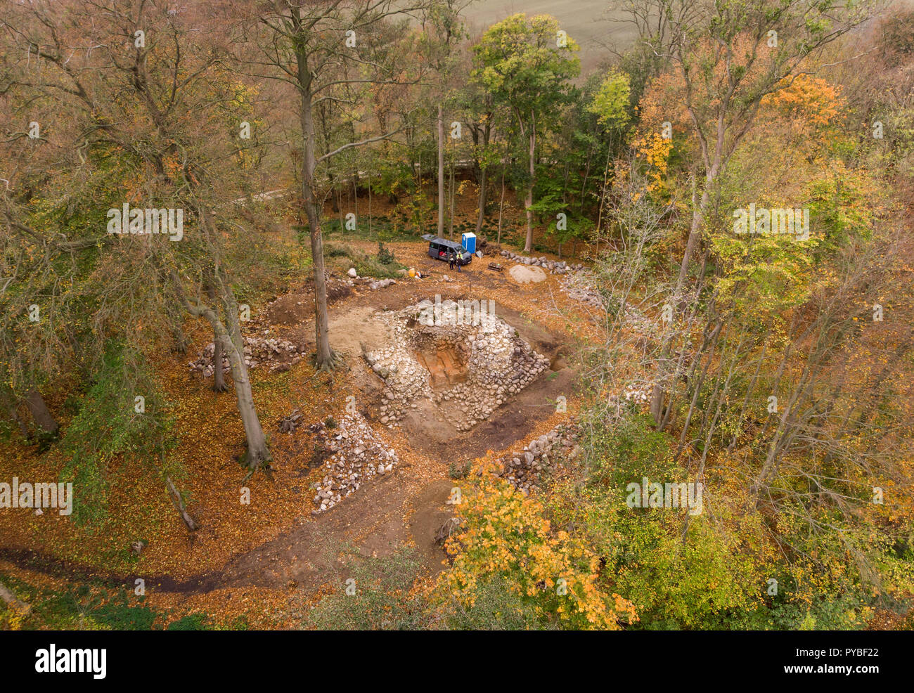 Hamburg, Deutschland. 26 Okt, 2018. 26. Oktober 2018, Deutschland, Hamburg: Blick auf die Reste der mittelalterlichen Raubritter schloss Linowe (Foto mit Drone). Archäologen haben überraschend die Überreste einer Ziegelei, die bei Ausgrabungen in der Burg im Kreis Herzogtum Lauenburg entdeckt. (Dpa' Überreste einer Ziegelei in die Reste der mittelalterlichen Burg Linowe" vom 26.10.2018) Credit: Daniel Bockwoldt/dpa/Alamy leben Nachrichten Stockfoto