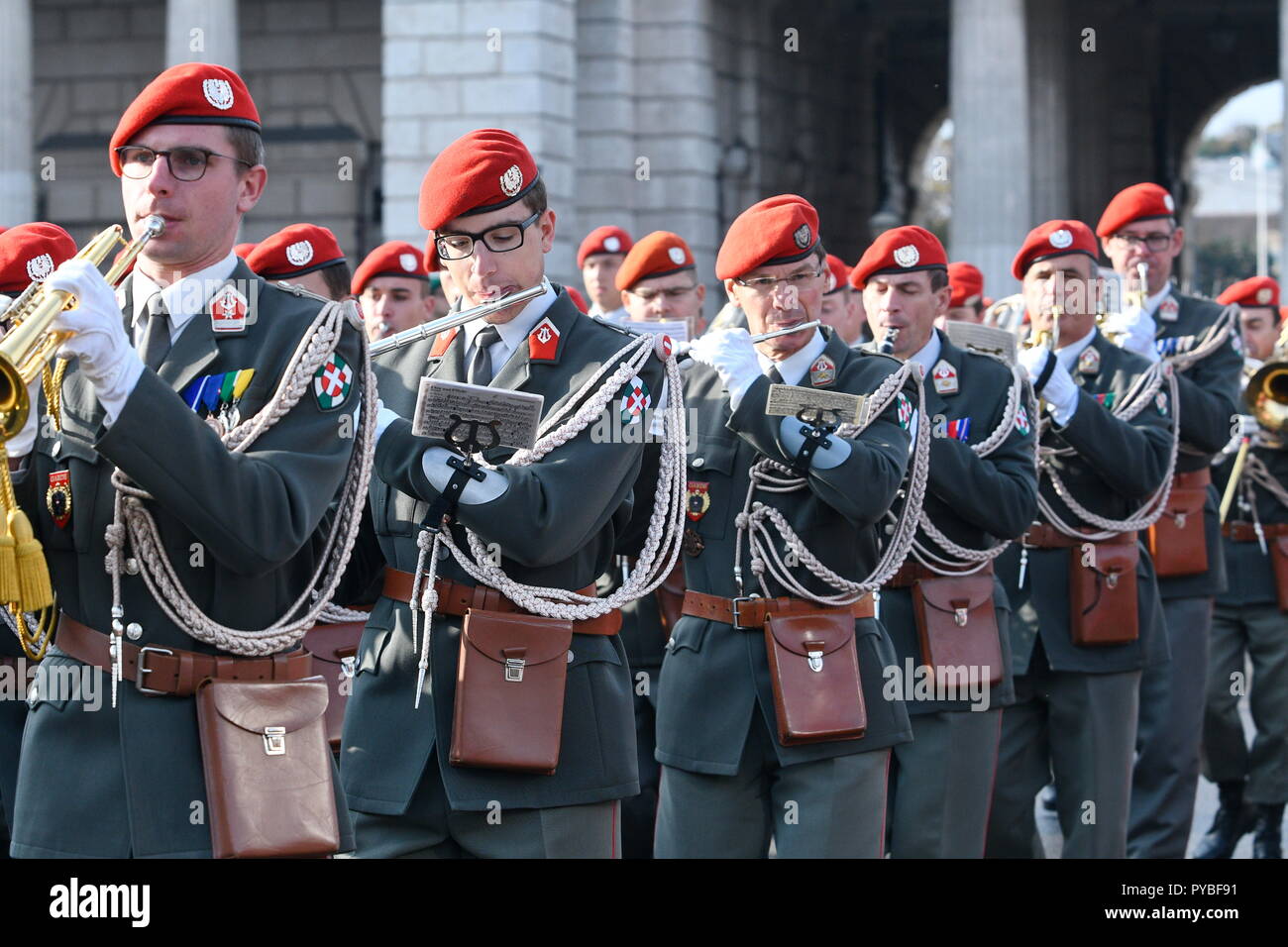 Wien, Österreich. 26. Oktober 2018. Vorführung der österreichischen Streitkräfte zum Nationalfeiertag in Wien auf dem Heldenplatz. Das Bild zeigt Wachen der österreichischen Bundesarmee. Kredit: Franz Perc/Alamy Live News Stockfoto