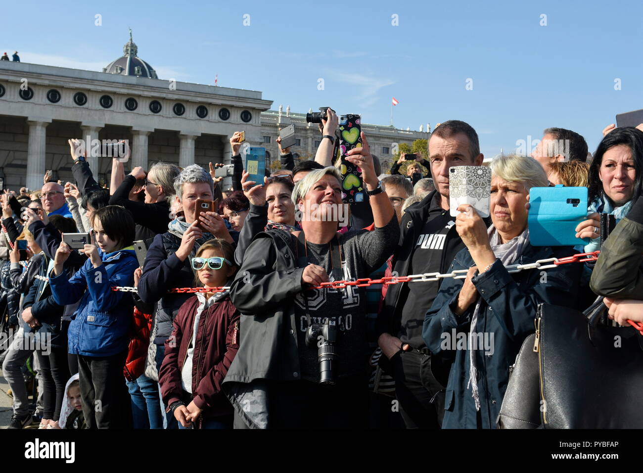 Wien, Österreich. 26. Oktober 2018. Vorführung der österreichischen Streitkräfte zum Nationalfeiertag in Wien auf dem Heldenplatz. Das Bild zeigt Besucher am Nationalfeiertag. Kredit: Franz Perc/Alamy Live News Stockfoto