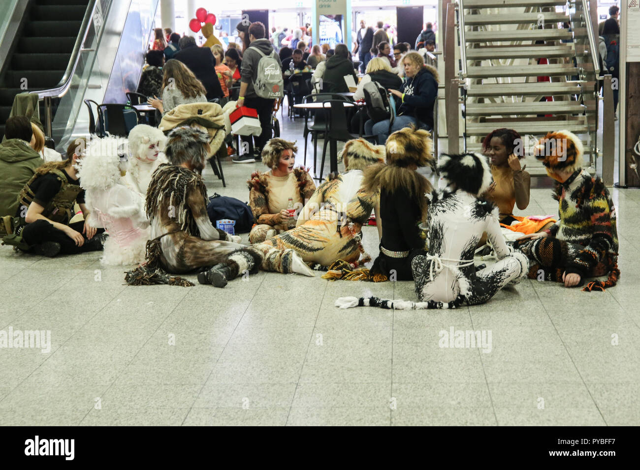 London, GB, 26. Oktober 2018 MCM, Manga Comics und Filme London bietet eine Vielzahl von Special Guest form TV und Hollywood Stars, Erinnerungsstücke und die Namen der Branche und Folien für die Chance auf ein Foto mit den Sternen, Händler, Comics, anime, Sammelkarten, Manga, DVD's, Spiele, Spielzeug und die allgegenwärtige cos Spieler in ihren besten Superhelden und Zeichen Outfits @ Paul Quezada-Neiman/Alamy leben Nachrichten Stockfoto