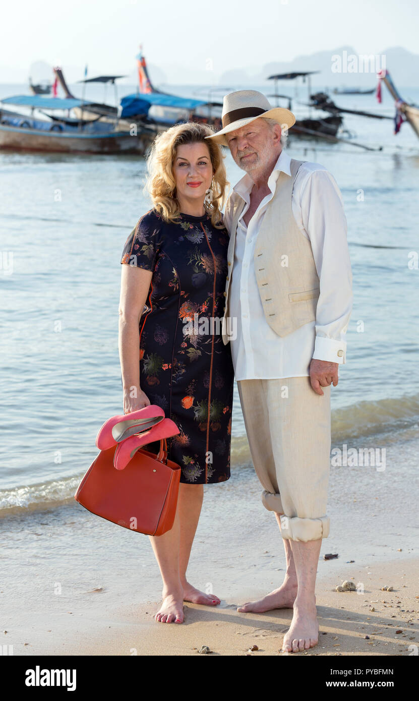 16 Februar 2018 Thailand Bei Krabi 16 Februar 2018 Thailand Bei Krabi Die Schauspielerin Alexa Maria Surholt Und Der Schauspieler Michael Gwisdek Wahrend Der Dreharbeiten Von In Aller Freundschaft Zwei Herzen