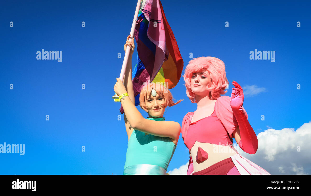 ExCel, London, 26. Okt 2018. Rosa Diamant (r) wirft mit Pearl (l), beide von animierten TV-Serie Steven Universum. MCM Comic Con wieder einmal zieht Tausende von cosplayer, Comic und Film Fans, viele in Kostümen und gekleidet, wie Ihre Lieblingsfiguren. Credit: Imageplotter Nachrichten und Sport/Alamy leben Nachrichten Stockfoto