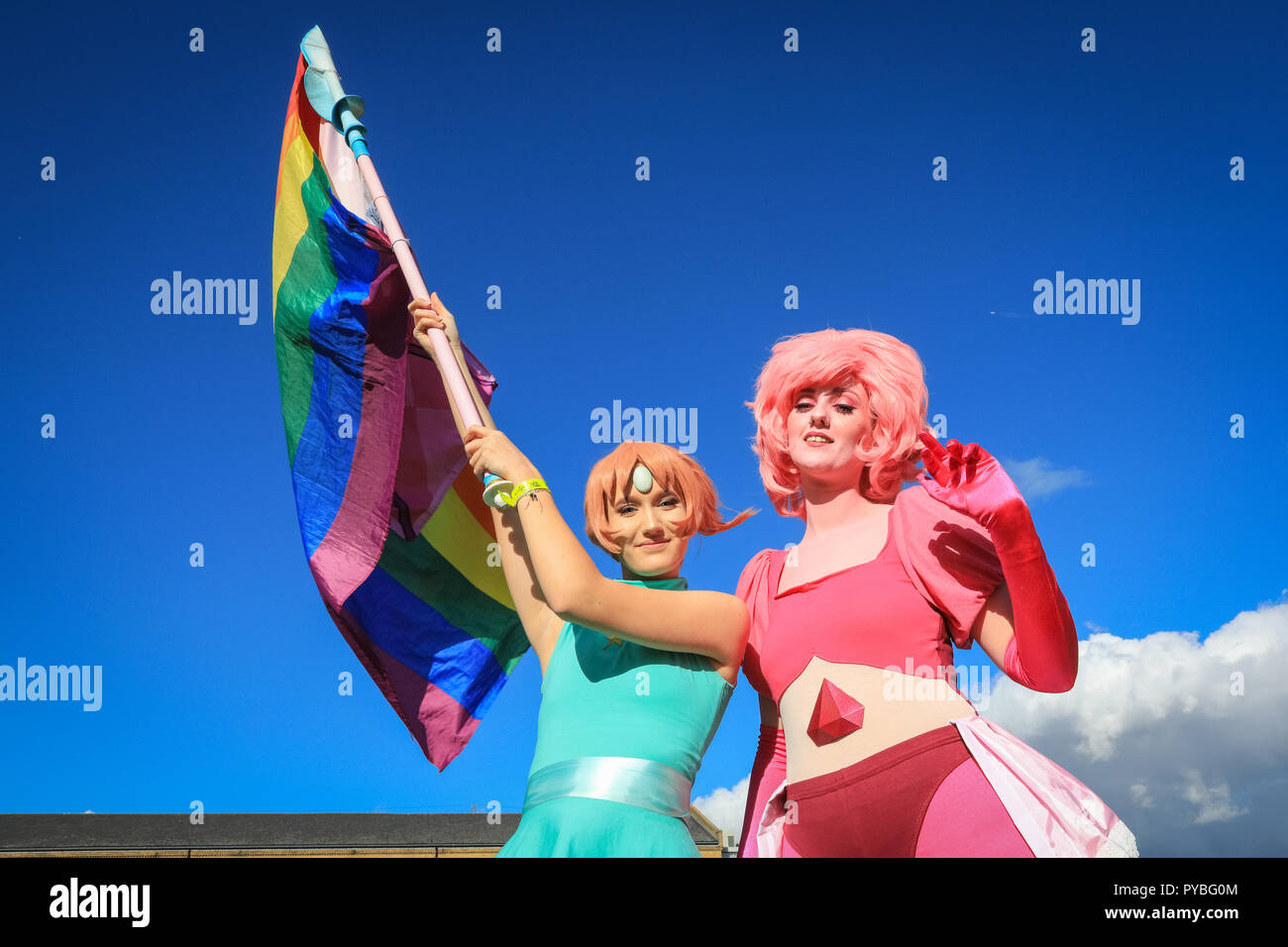 ExCel, London, 26. Okt 2018. Rosa Diamant (r) wirft mit Pearl (l), beide von animierten TV-Serie Steven Universum. MCM Comic Con wieder einmal zieht Tausende von cosplayer, Comic und Film Fans, viele in Kostümen und gekleidet, wie Ihre Lieblingsfiguren. Credit: Imageplotter Nachrichten und Sport/Alamy leben Nachrichten Stockfoto