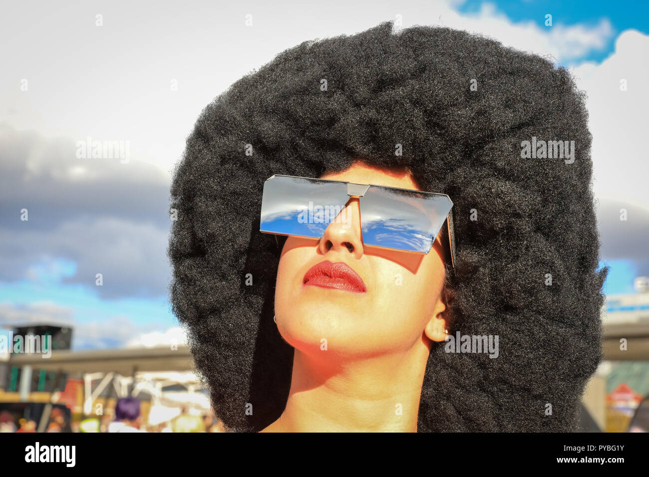 ExCel, London, 26. Okt 2018. Eine junge Frau wie Granat aus animierte TV-Serie Steven Universum gekleidet hat Spaß posieren. MCM Comic Con wieder einmal zieht Tausende von cosplayer, Comic und Film Fans, viele in Kostümen und gekleidet, wie Ihre Lieblingsfiguren. Credit: Imageplotter Nachrichten und Sport/Alamy leben Nachrichten Stockfoto