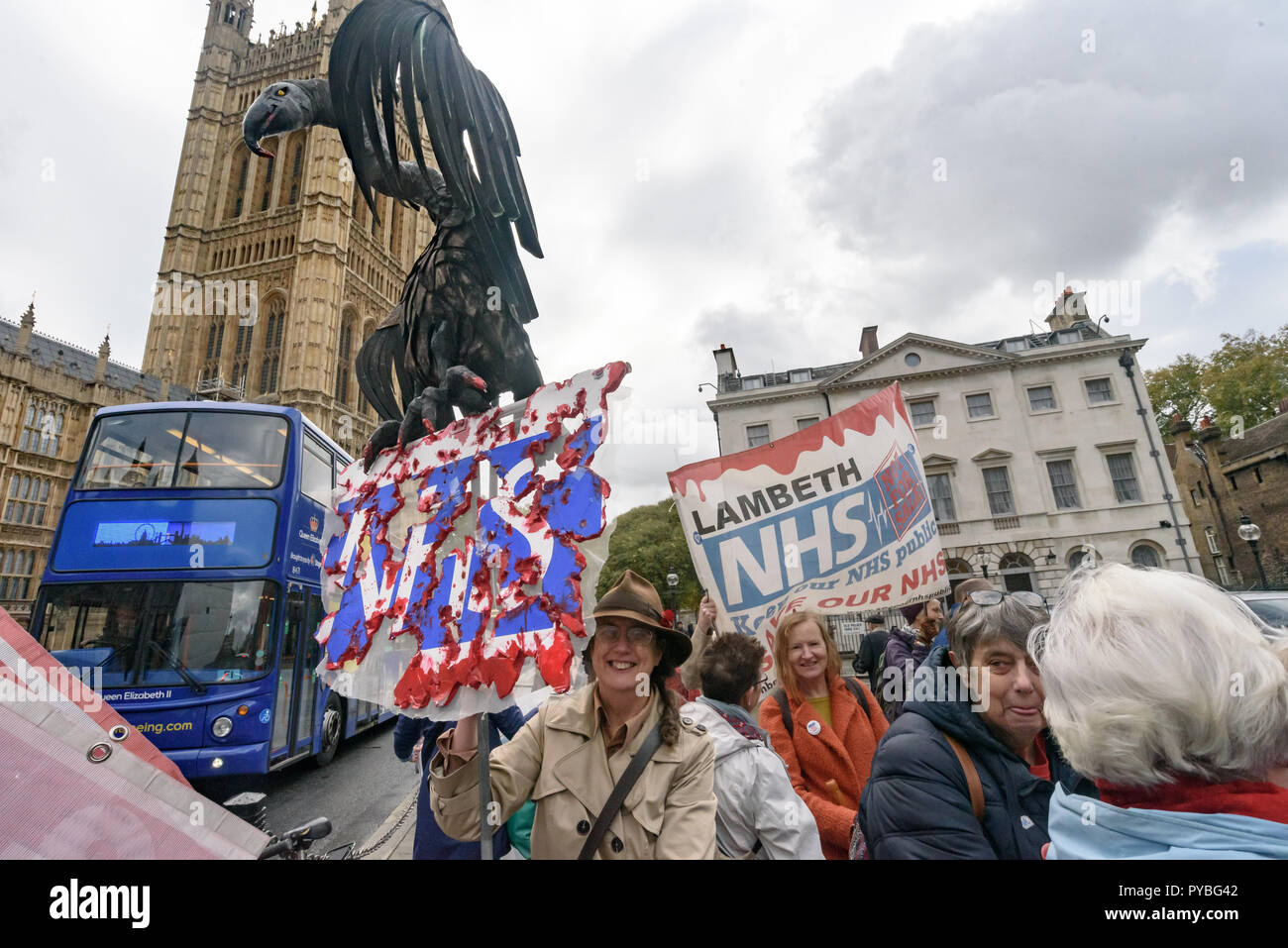 London, Großbritannien. 26. Oktober 2018. Die Befürworter der Unterstützung des NHS und Eleanor Smith's private Mitglieder Bill für seine zweite Lesung heute anrufen für die Verschrottung der Pläne für die integrierte Versorgung, die darauf abzielt, die NHS in kleinere Geschäftseinheiten, die von Organisationen aus dem privaten Sektor konkurriert, zu brechen. Die Einführung der Hkp wird von NHS England unter CEO Simon Stevens, zuvor ein Senior Executive der riesigen US-Gesundheitswesen und Krankenversicherung United Health Group zurückzuführen. Credit: Peter Marschall/Alamy leben Nachrichten Stockfoto