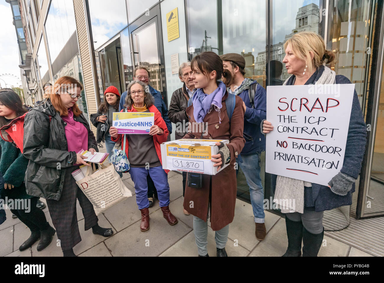 London, Großbritannien. 26. Oktober 2018. Mitkämpfer ankommen, eine Petition an das Strassenverkehrsamt Gesundheit zu liefern, die für die verschrottung des ICP-Vertrag nach einer Kundgebung zur Unterstützung der NHS und Eleanor Smith's private Mitglieder Bill für seine zweite Lesung heute. Der Plan zu introduceIntegrated Leistungserbringern soll die NHS in kleinere Geschäftseinheiten, die von Organisationen aus dem privaten Sektor konkurriert, zu brechen. Credit: Peter Marschall/Alamy leben Nachrichten Stockfoto