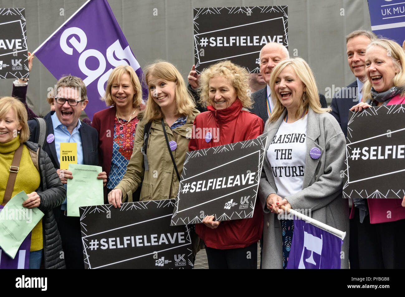 London, Großbritannien. 26. Oktober 2018. Einen Fotoauftrag außerhalb des Parlaments markiert die 2. Lesung von Tracy brabin's MP#SelfieLeave Bill später, würde selbst geben - Eltern Beschäftigten Zugang zu gemeinsam genutzten Elternurlaub und die Zahl der Mitglieder von Eigenkapital, UK Music Producers Guild, die Musik und die Musiker Union unterstützt wurde. Derzeit sind Frauen gezwungen, der Hauptversorger des Kindes zu sein, ungeachtet der Umstände und Väter keine bezahlten Urlaub, um sich um ihre Kinder, die Stärkung von überholten Stereotypen und verursacht Stress für Tausende von Familien verwehrt wird. Credit: Peter Marschall/Alamy leben Nachrichten Stockfoto