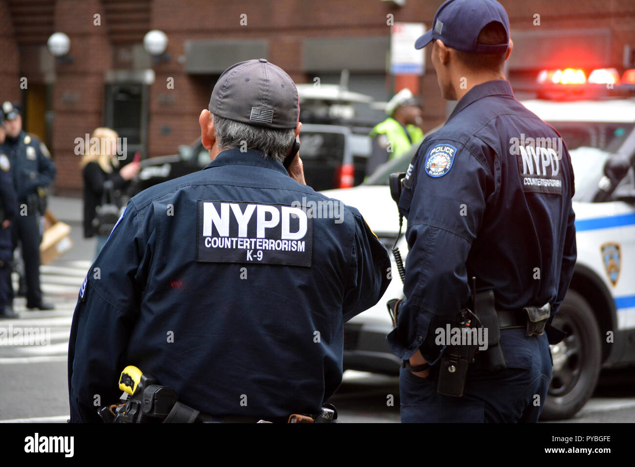 Manhattan, USA. 25. Okt 2018. Beamten reagieren auf ein verdächtiges Paket in einem Postamt in Midtown Manhattan. Quelle: Christopher Penler/Alamy leben Nachrichten Stockfoto