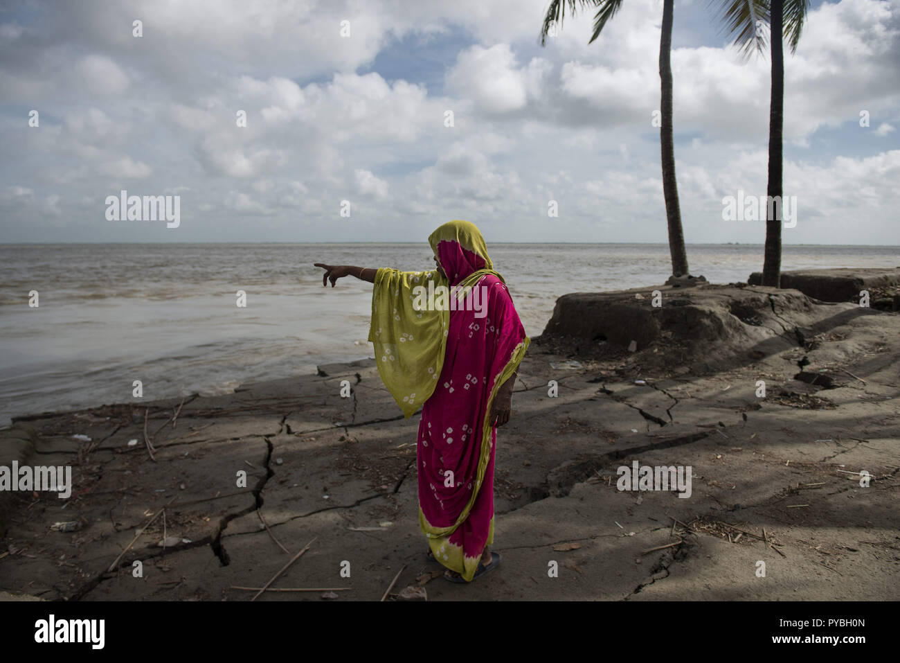 Naria, Shariatpur, Bangladesch. 16 Aug, 2018. Rukia (55) gesehen an den Ort, wo Ihr Haus vor dem Lösen in Padma. Auswirkungen des Klimawandels sehr in einem Land wie Bangladesch visuelle zeigte. Im Jahr 2018, ein schneller Fluss erosion Geschehen rund um die Bereiche neben dem Padma River. Viele Menschen verloren ihre Häuser, Grundstücke und die Art zu Leben. Dieser schnellen Fluss erosion machte viele Klimaflüchtlingen. Credit: Ziaul Haque Oisharjh/SOPA Images/ZUMA Draht/Alamy leben Nachrichten Stockfoto