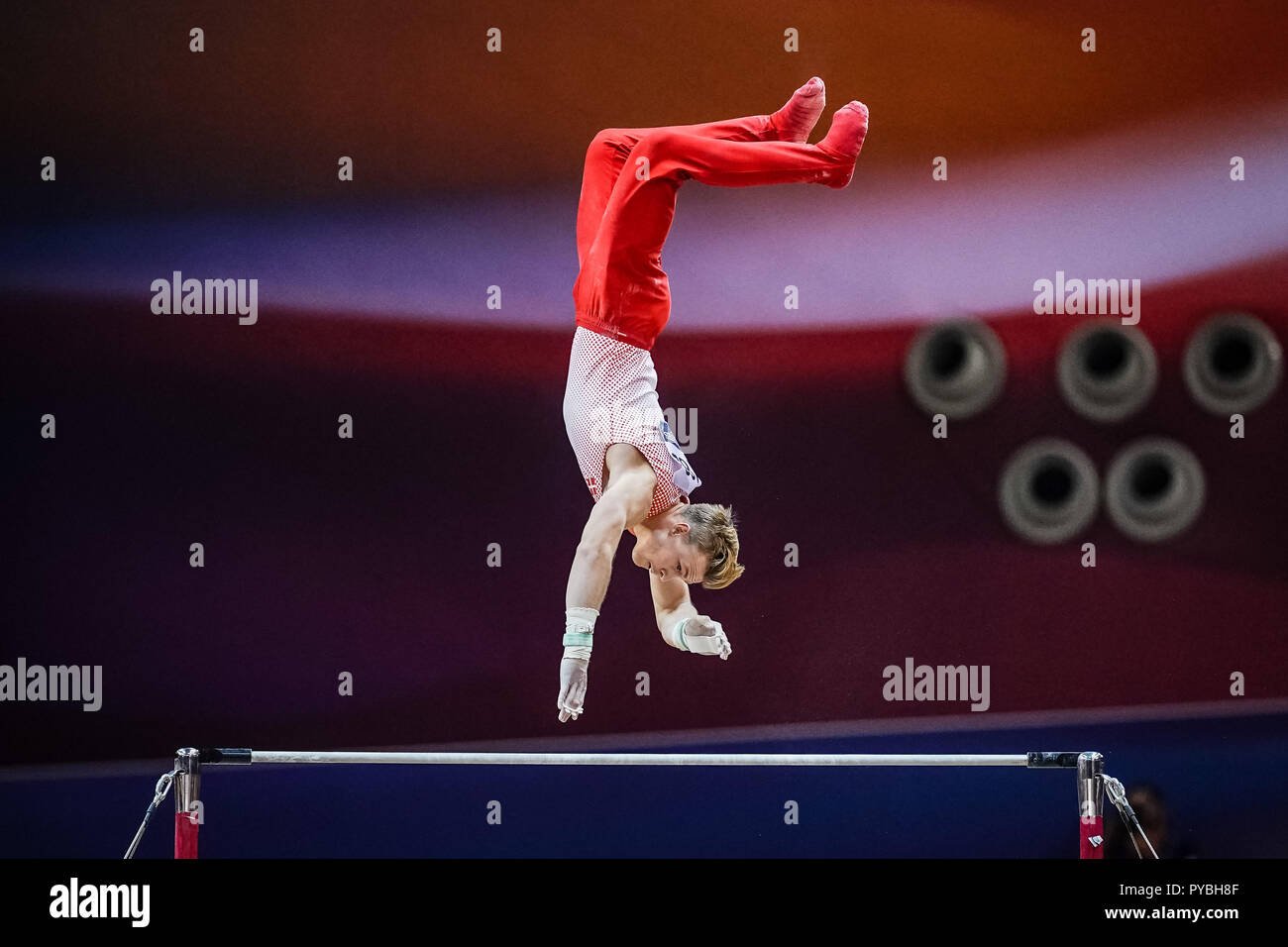 Doha, Katar. Oktober 26, 2018: Jakob Bubendorf von Dänemark während der horizontalen Balken Qualifikation an der Aspire Dome in Doha, Katar, künstlerische Bild Turn-WM. Ulrik Pedersen/CSM Credit: Cal Sport Media/Alamy leben Nachrichten Stockfoto