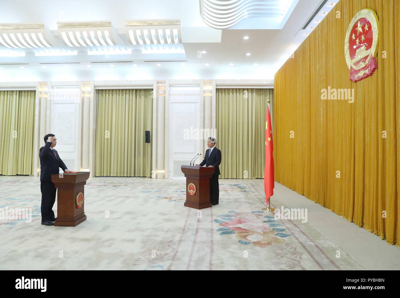 Peking, China. 26 Okt, 2018. Zhang Chunxian, stellvertretender Vorsitzender des Nationalen Volkskongresses (NVK) Ständiger Ausschuss, leitet einen Eid - Zeremonie für neu ernannte Beamte die Treue der Verfassung nach dem Abschluss einer alle zwei Monate stattfindenden Sitzung des 13 NPC Ständigen Ausschusses in Peking, der Hauptstadt von China, 26. Oktober, 2018. Credit: Liu Weibing/Xinhua/Alamy leben Nachrichten Stockfoto