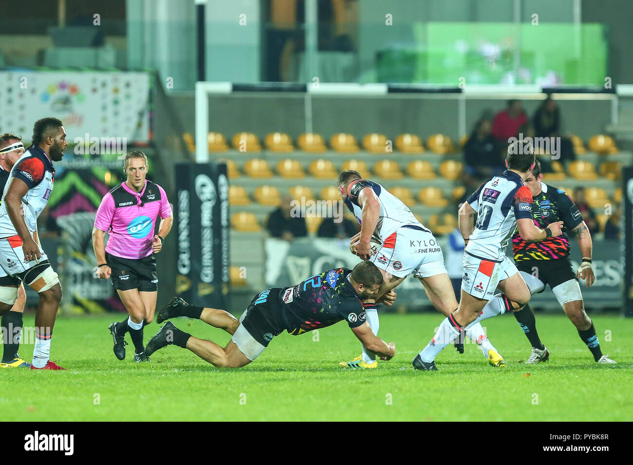 Parma, Italien. 26. Oktober, 2018. Zebre's Captain Tommaso Castello packt Edinburgh hooker Ross Ford in Runde 7 von Guinness PRO 14 2018 2019 © Massimiliano Carnabuci/Alamy leben Nachrichten Stockfoto