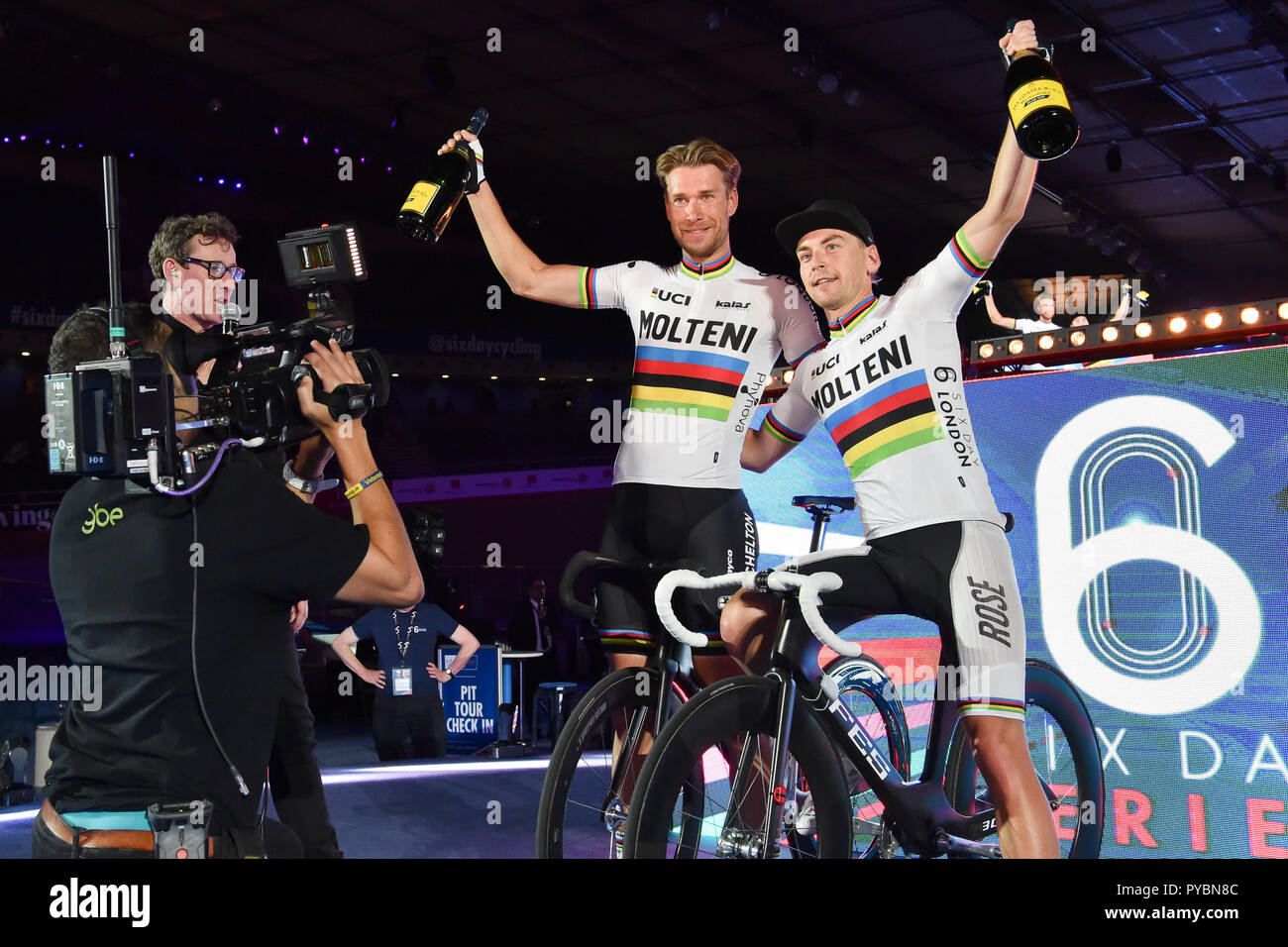 London, Großbritannien. 26 Okt, 2018. Roger Kluge und Theo Reinhardt (DEU) - Der Gesamtsieger der Männer Madison Verfolgung (30) Während der sechs Tage London 2018 Lee Valley Olympic Velopark, Queen Elizabeth Park am Freitag, den 26. Oktober 2018. LONDON ENGLAND. (Nur redaktionelle Nutzung, eine Lizenz für die gewerbliche Nutzung erforderlich. Keine Verwendung in Wetten, Spiele oder einer einzelnen Verein/Liga/player Publikationen.) Credit: Taka Wu/Alamy leben Nachrichten Stockfoto