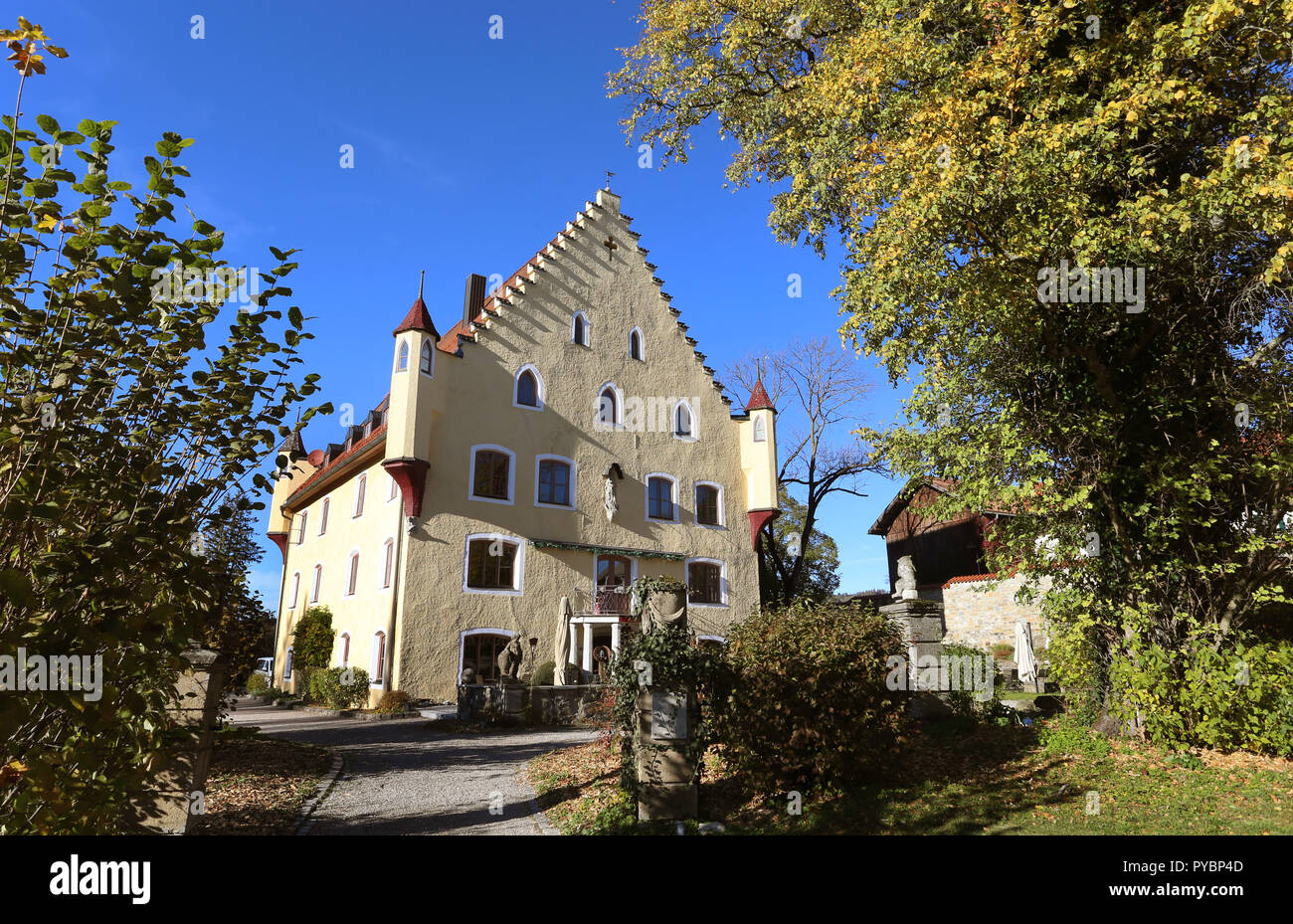 Hopferau, Deutschland. 26 Okt, 2018. 26. Oktober 2018, Deutschland, Hopferau: Hopferau Schloss, wo eine Ausstellung über die computerpionier Konrad Zuse gesehen werden kann. In Berlin geboren, Zuse flüchtete nach Allgäu im Jahr 1945 und arbeitete auf seinem Computer gibt. (Dpa', wenn der Computer Geschichte wurde in das Mehl Lager im Allgäu" Geschrieben von 27.10.2018) Credit: Karl-Josef Hildenbrand/dpa/Alamy leben Nachrichten Stockfoto