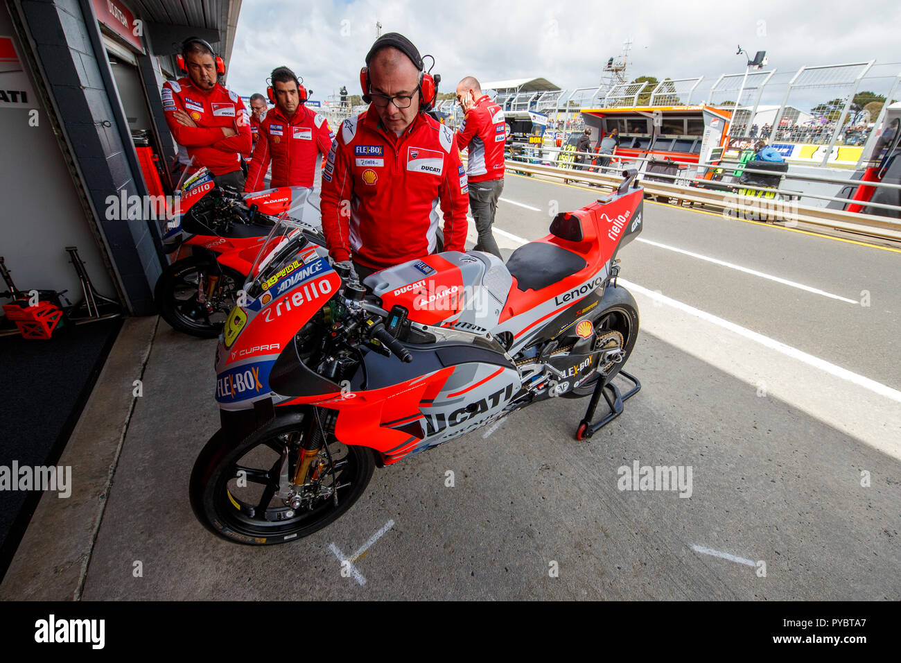 Melbourne, Australien. 27. Oktober, 2018. Phillip Island, Australien. Die Ducati MotoGP Team Fahrräder in der Boxengasse vor Beginn der freien Praxis 3. Quelle: Russell Hunter/Alamy leben Nachrichten Stockfoto