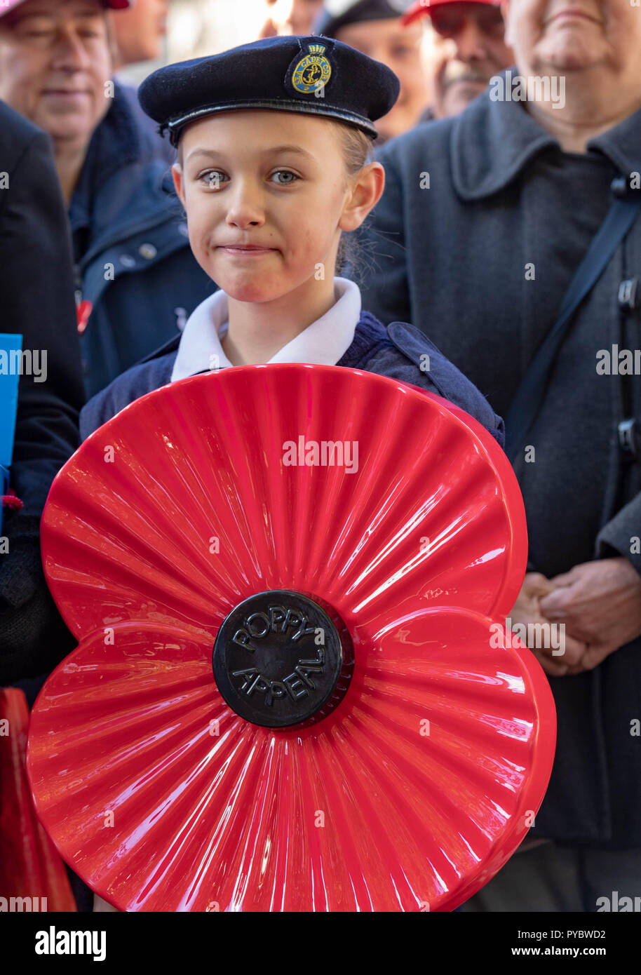 In Brentwood, England. 27. Oktober 2018. Die Royal British Legion Poppy Aufruf starten, Brentwood, Essex Elle Chappell, (Alter 11) (mit Erlaubnis) des Meeres Kadetten, hods Eine riesige Mohn an der Produkteinführung Credit Ian Davidson/Alamy leben Nachrichten Stockfoto