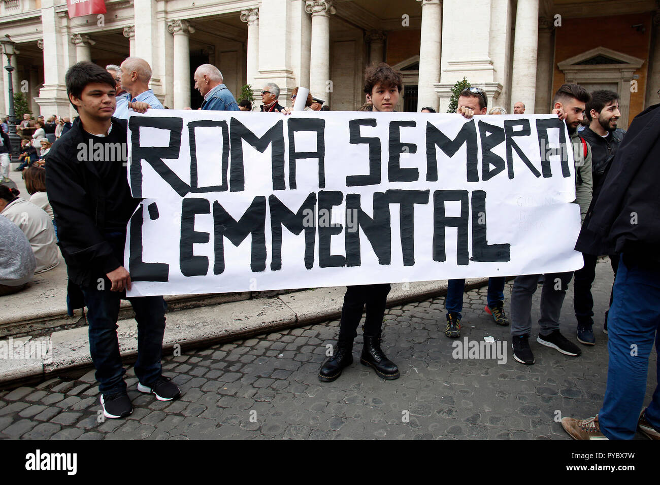 Rom, Italien. 27 Okt, 2018. Banner Rom scheint Emmentaler Käse Rom, 27. Oktober 2018. Campidoglio entfernt. Demonstration der römischen Bürger gegen den Bürgermeister und gegen die Verschlechterung und die großen Probleme, die in Rom während der letzten Monate, wie Müll, Nachlässigkeit und riesig und gefährliche Löcher in den Straßen. Die Sit-in wurde von 6 Frauen, die die Bewegung "Rom sagt Stop" organisiert. Foto Samantha Zucchi Insidefoto Credit: insidefoto Srl/Alamy leben Nachrichten Stockfoto