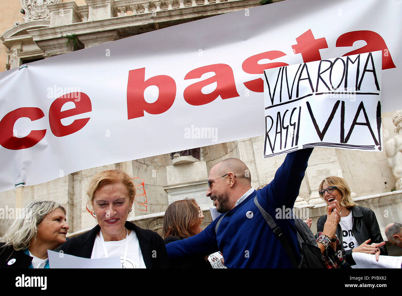Rom, Italien. 27 Okt, 2018. Banner Rom sagt stop Rom, 27. Oktober 2018. Campidoglio entfernt. Demonstration der römischen Bürger gegen den Bürgermeister und gegen die Verschlechterung und die großen Probleme, die in Rom während der letzten Monate, wie Müll, Nachlässigkeit und riesig und gefährliche Löcher in den Straßen. Die Sit-in wurde von 6 Frauen, die die Bewegung "Rom sagt Stop" organisiert. Foto Samantha Zucchi Insidefoto Credit: insidefoto Srl/Alamy leben Nachrichten Stockfoto