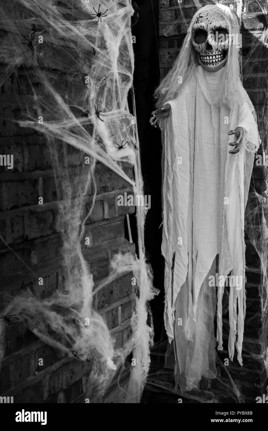 Ein Tag der Toten stlyle Halloween Ghoul Bildnis auf einer Wand in West London. Hommage an mexikanischen Tag der Toten ist eine wachsende Tendenz für Halloween Parteien im Jahr 2018 Stockfoto
