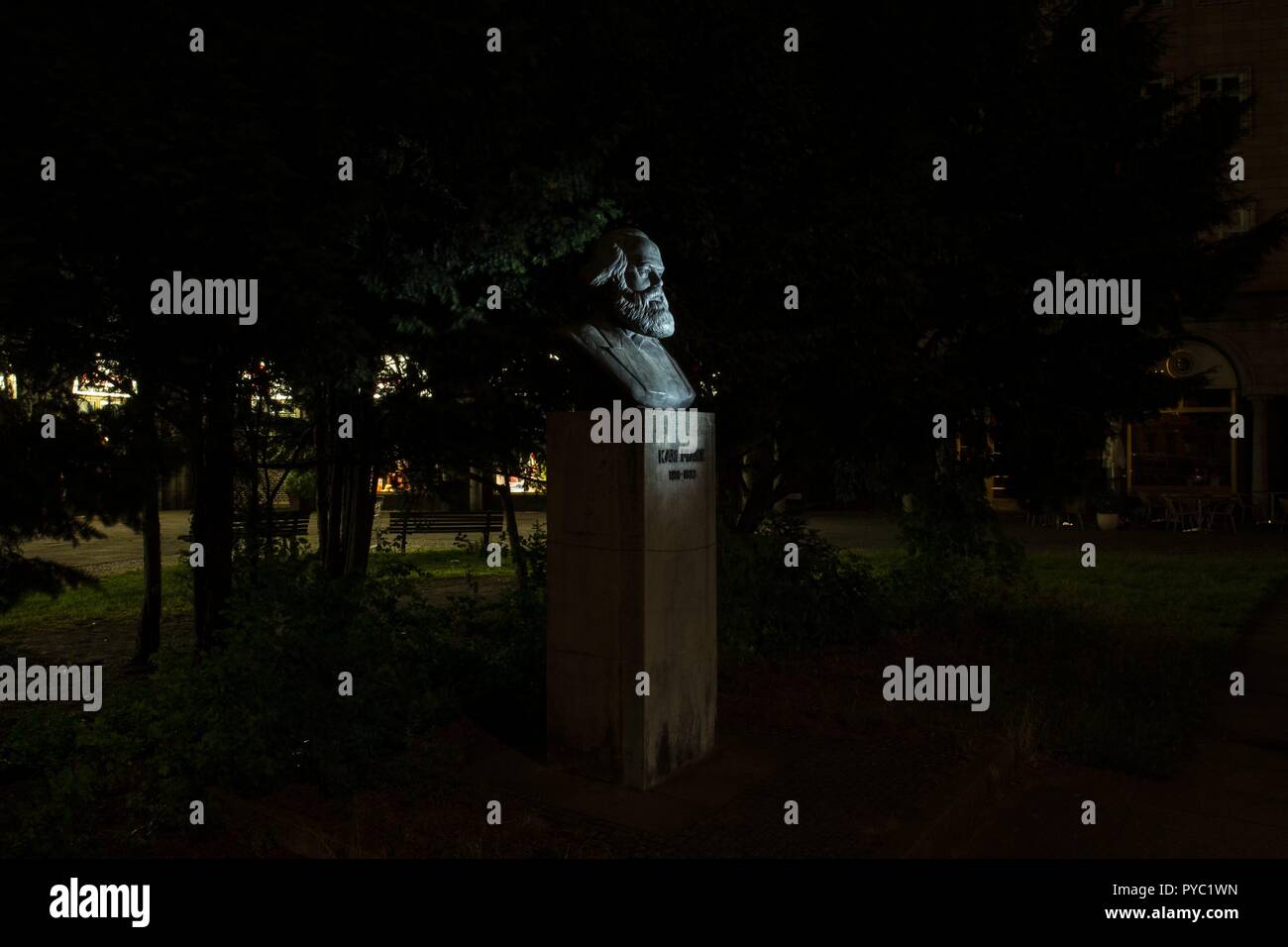 30.06.2018, Deutschland Berlin: Der Karl Marx Büste am Straußberger Platz. Von Will Lammerts konzipiert, die Büste wurde im Jahre 1983 in der DDR die Piazza. | Verwendung weltweit Stockfoto