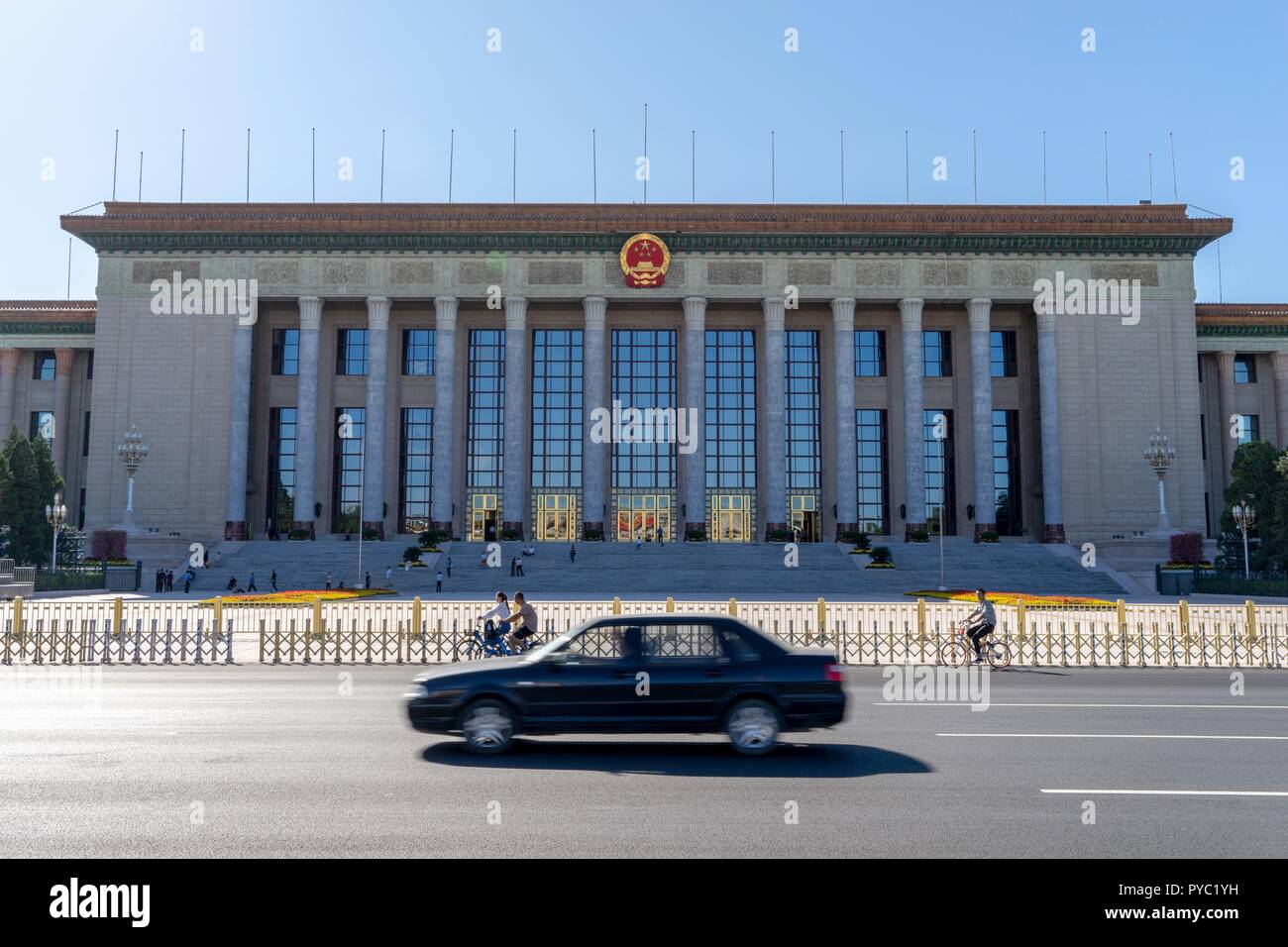 China: Sicht von vorne auf der Großen Halle des Volkes auf dem Platz des Himmlischen Friedens in Peking. Das Gebäude ist Sitz der Nationale Volkskongress, das größte Parlament der Welt. Foto vom 16. September 2018. | Verwendung weltweit Stockfoto