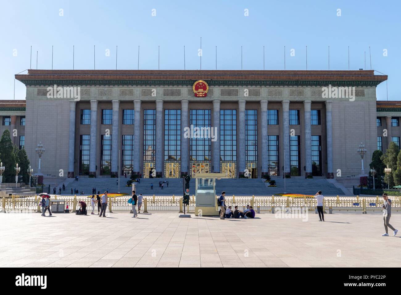 China: Sicht von vorne auf der Großen Halle des Volkes auf dem Platz des Himmlischen Friedens in Peking. Das Gebäude ist Sitz der Nationale Volkskongress, das größte Parlament der Welt. Foto vom 16. September 2018. | Verwendung weltweit Stockfoto