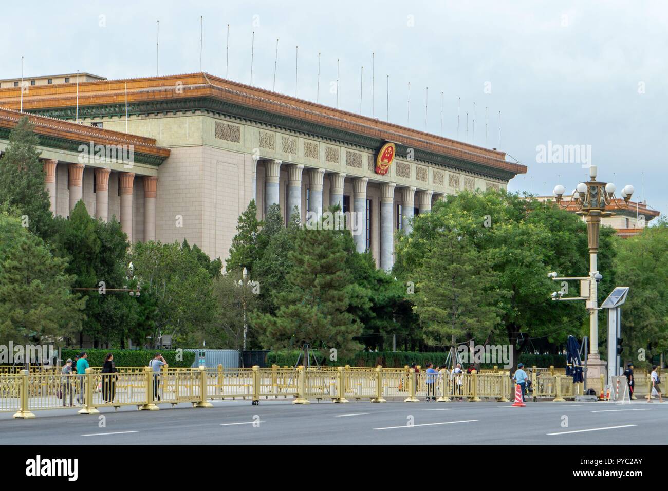 China: Sicht von vorne auf der Großen Halle des Volkes auf dem Platz des Himmlischen Friedens in Peking. Das Gebäude ist Sitz der Nationale Volkskongress, das größte Parlament der Welt. Foto vom 17. September 2018. | Verwendung weltweit Stockfoto