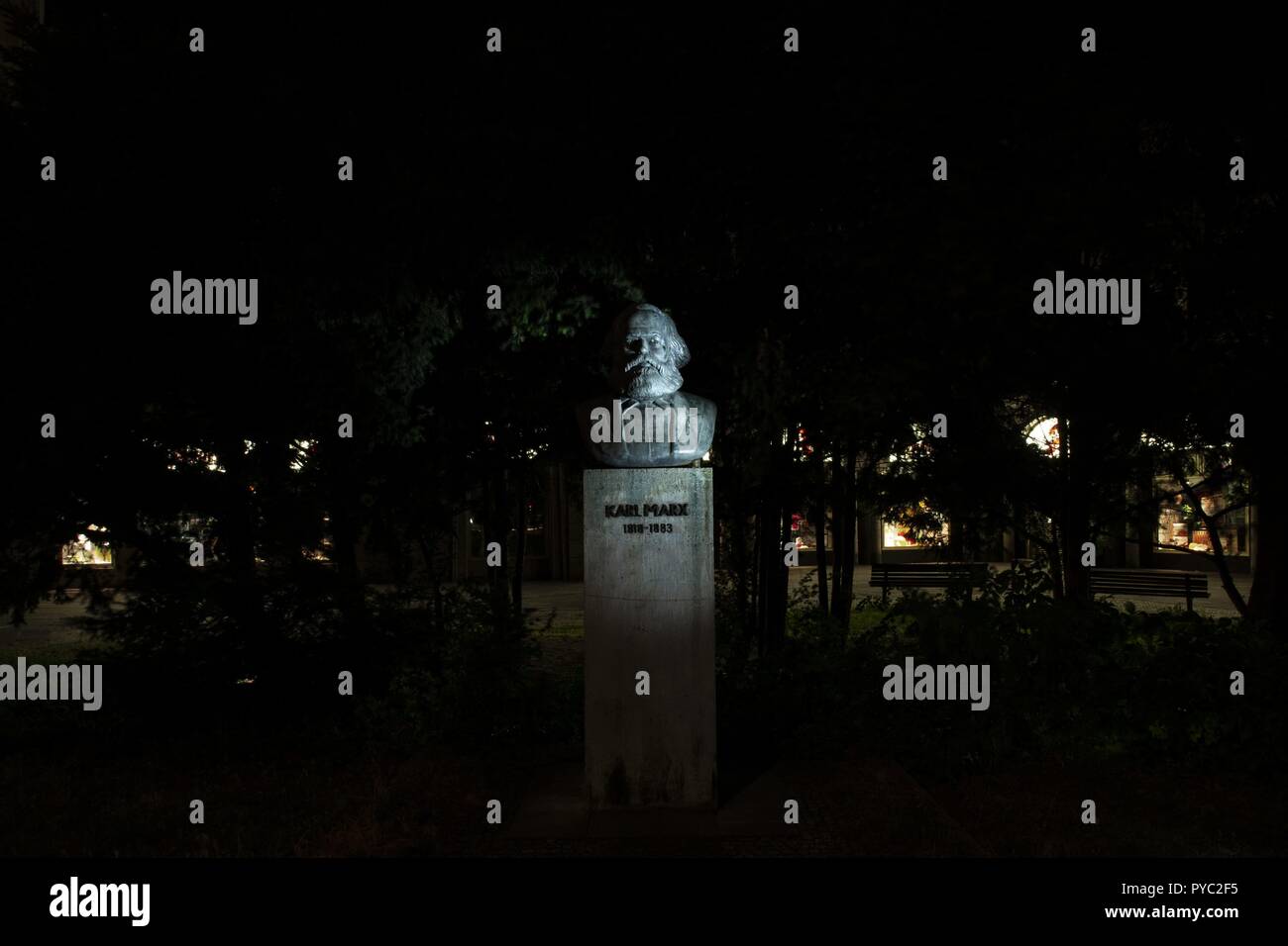 30.06.2018, Deutschland Berlin: Der Karl Marx Büste am Straußberger Platz. Von Will Lammerts konzipiert, die Büste wurde im Jahre 1983 in der DDR die Piazza. | Verwendung weltweit Stockfoto