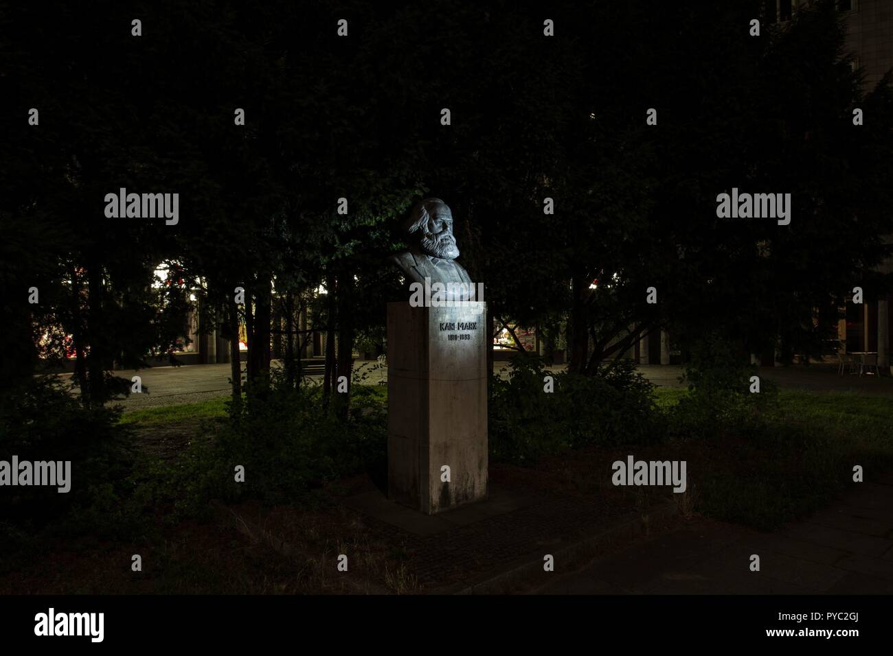 30.06.2018, Deutschland Berlin: Der Karl Marx Büste am Straußberger Platz. Von Will Lammerts konzipiert, die Büste wurde im Jahre 1983 in der DDR die Piazza. | Verwendung weltweit Stockfoto