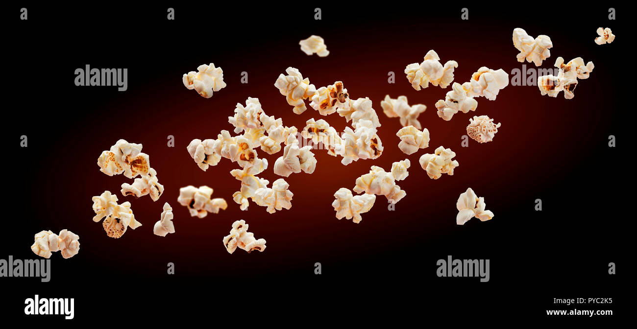 Popcorn isoliert auf schwarzen Hintergrund. Fallende oder fliegenden Popcorn. Close-up Stockfoto