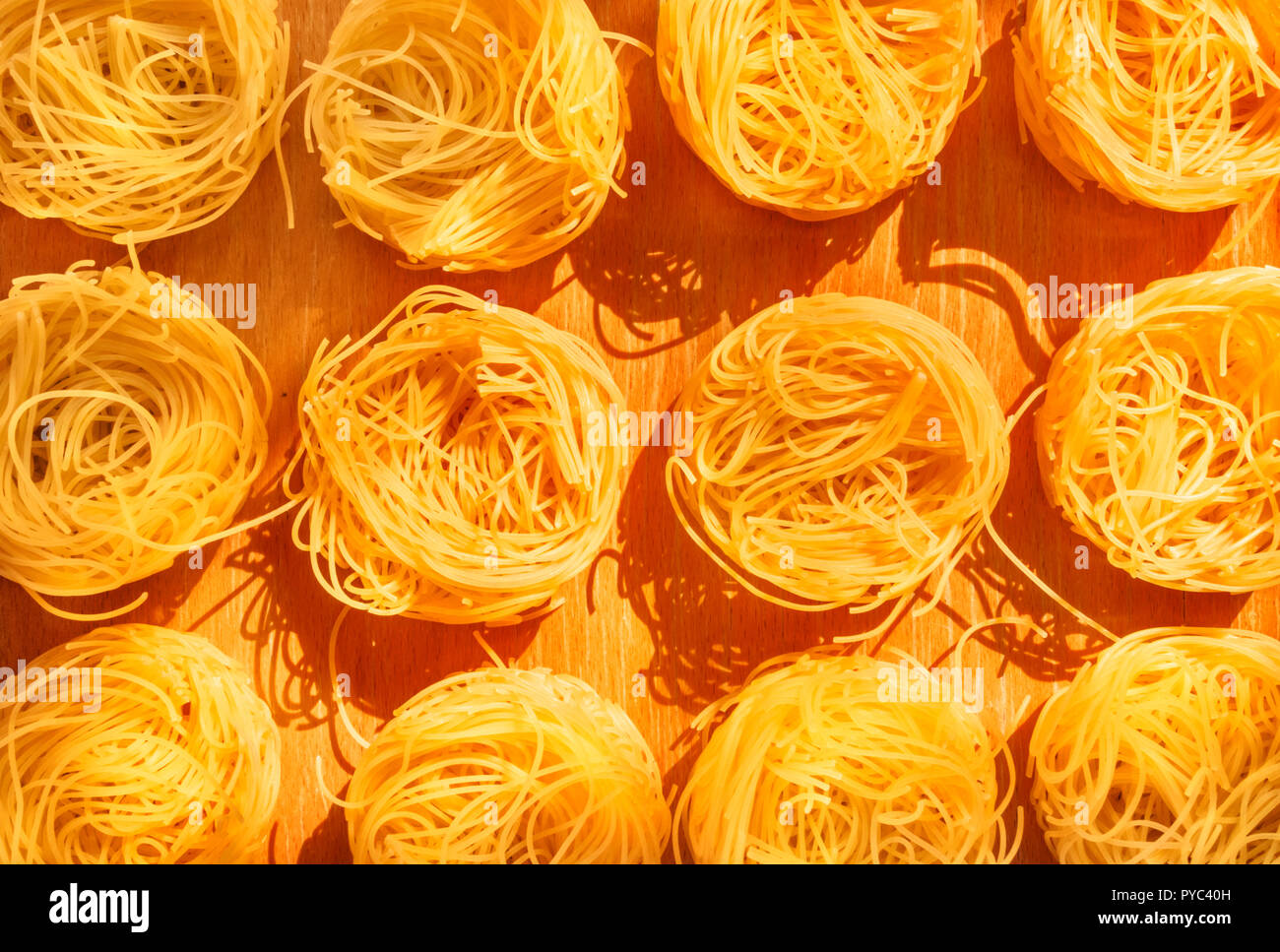 Schone Nester Von Angel Hair Pasta Lag Auf Einem Holzbrett Weiche Nudeln Schatten Auf Dem Board Ansicht Von Oben Diese Dunne Bander Der Pasta Auch Genannt Werden Stockfotografie Alamy