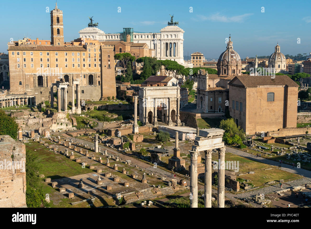 Blick über das Forum Romanum vom Palatin, mit den Bogen des Septimius Severus in der Mitte und die Altare della Patria in der Stockfoto