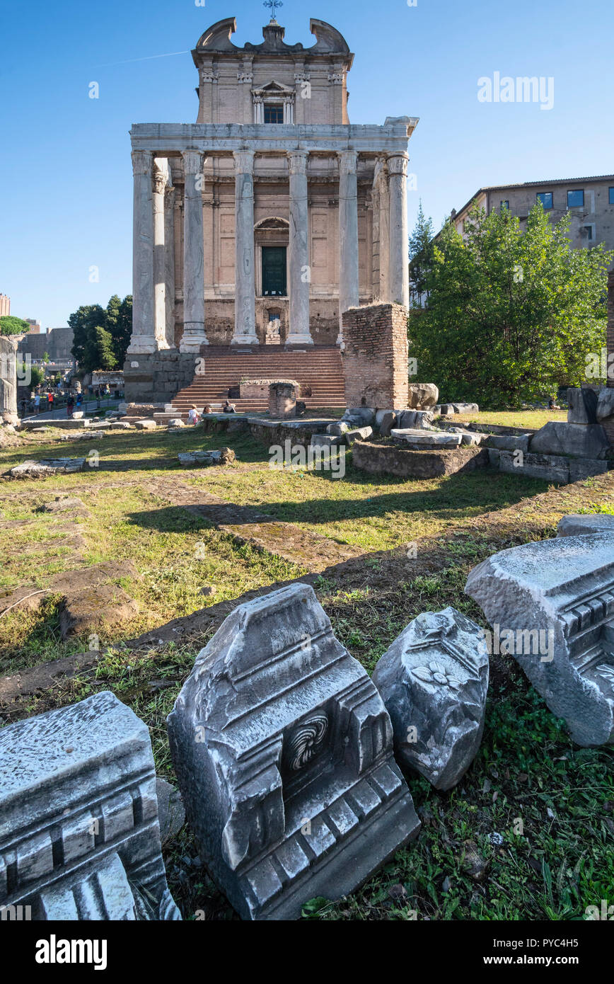 Blick über das Forum Romanum zum Tempel des Antoninus und der Faustina, jetzt die Kirche von San Lorenzo in Miranda, Forum Romanum, Rom, Italien. Stockfoto