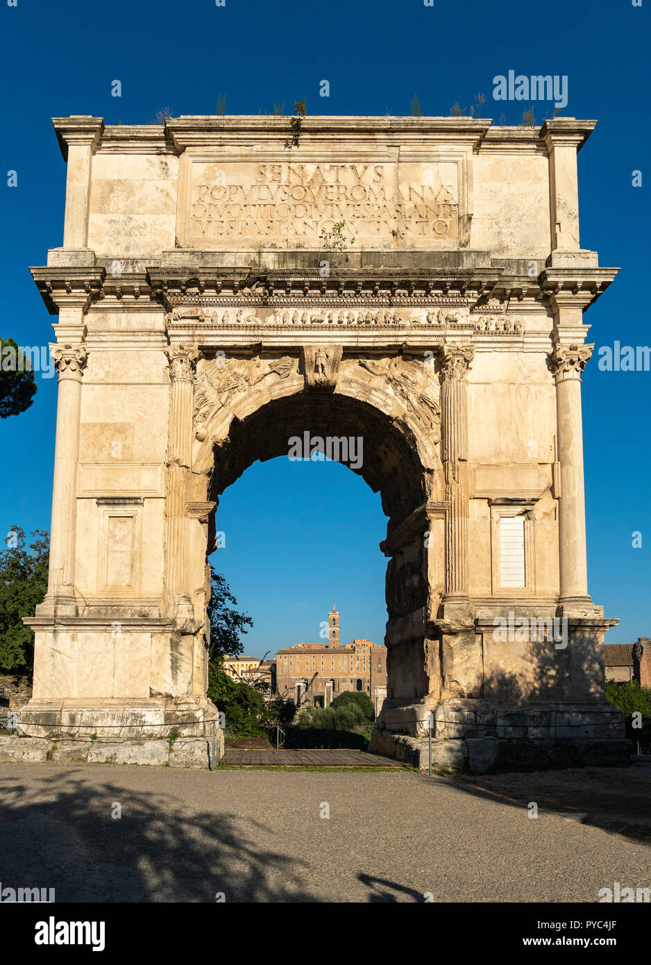 Der Bogen des Titus, in der 1.-Jahrhundert gebaut, auf der südöstlichen Rand des Forum Romanum, Rom, Italien. Stockfoto