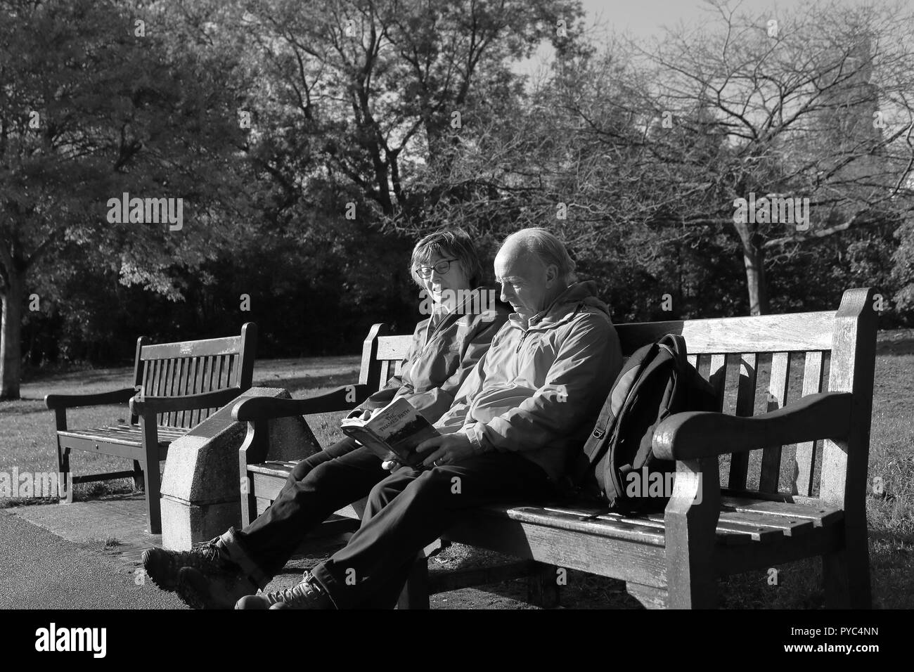 Ein Paar auf einer Parkbank, Hurley Riverside, Hurley, Hurley, Berkshire, England, 26. Oktober 2018, Stockfoto