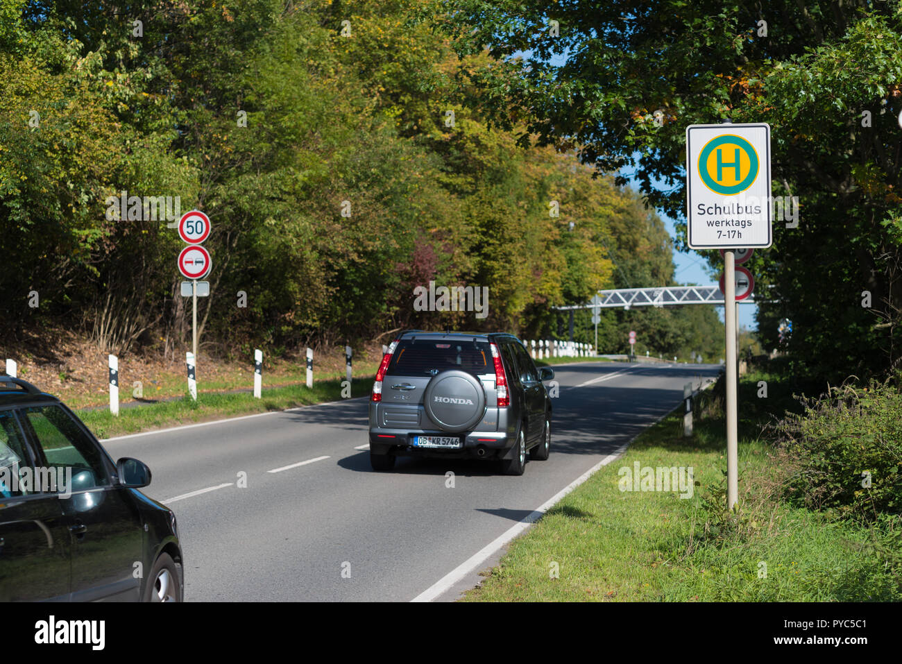 BOTTROP, Deutschland - 29 AUGUST 2018: Schule Bushaltestelle entlang einer befahrenen Straße Stockfoto