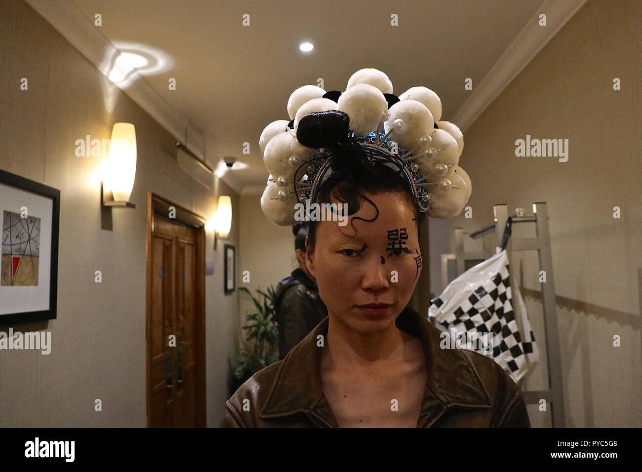 Sie Guang Hu Couture Show Backstage Stockfoto