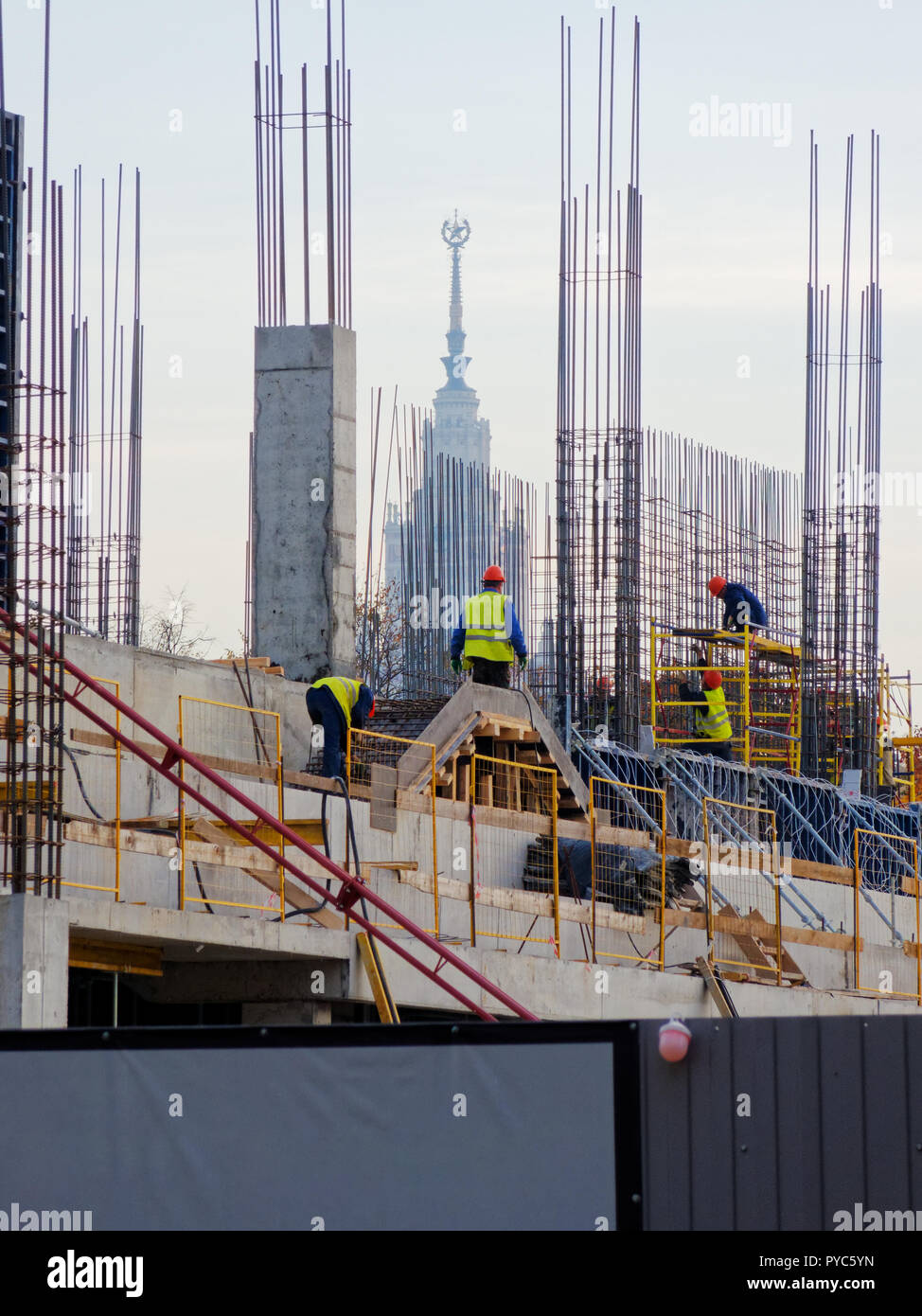 Moskau Baustelle, unvollendete Gebäude Struktur, Gruppe der Arbeitnehmer, Main univercity Gebäude im Hintergrund Stockfoto