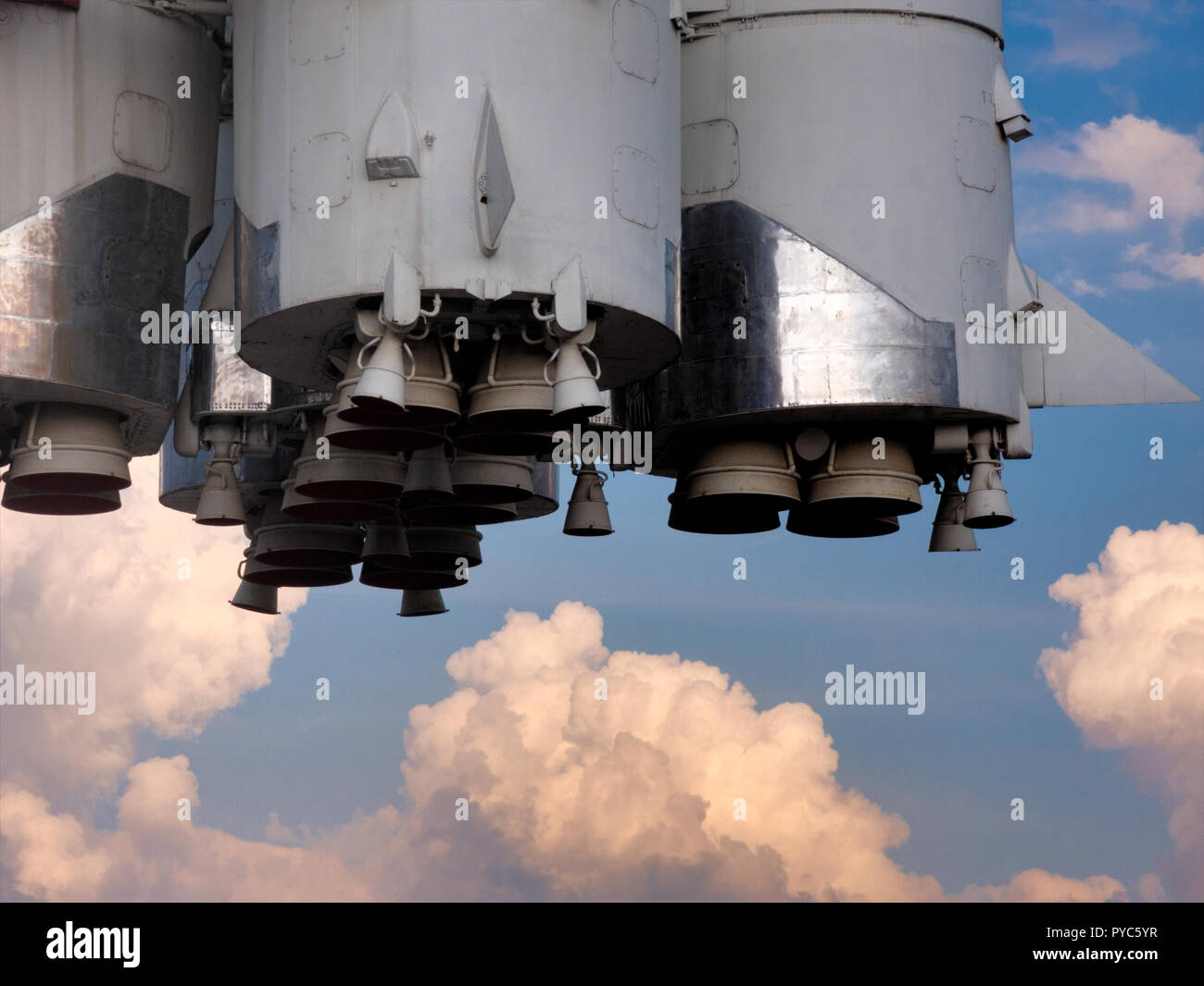 Unteren Teil der Weltraumrakete, bewölkt Sommer Himmel im Hintergrund Stockfoto