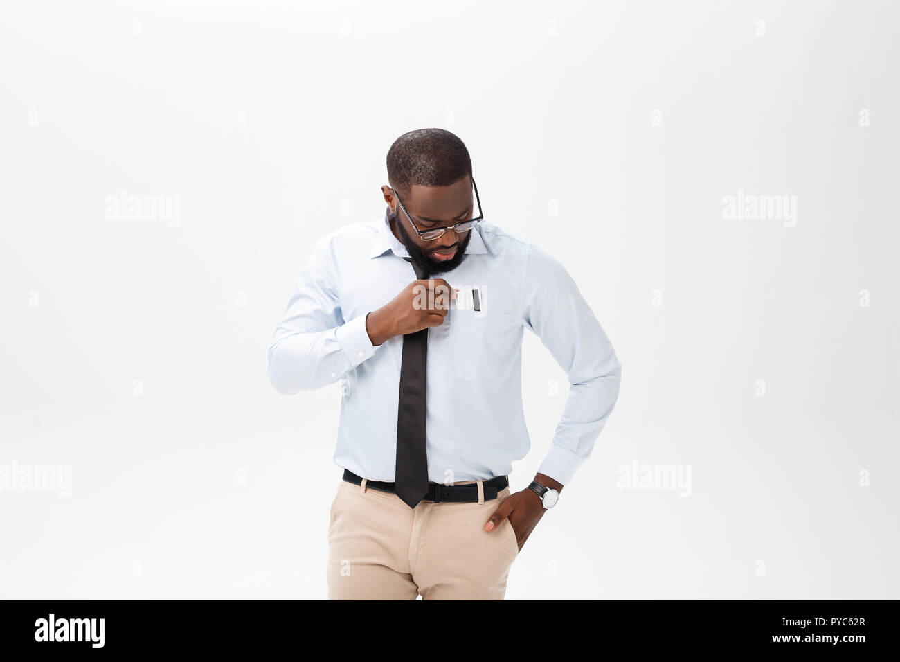 Portrait von wütend oder verärgert junge afrikanische amerikanische Mann im weißen Poloshirt in die Kamera schaut mit Missfallen Ausdruck. Negative menschliche Ausdrücke, Emotionen, Gefühle. Körpersprache. Stockfoto
