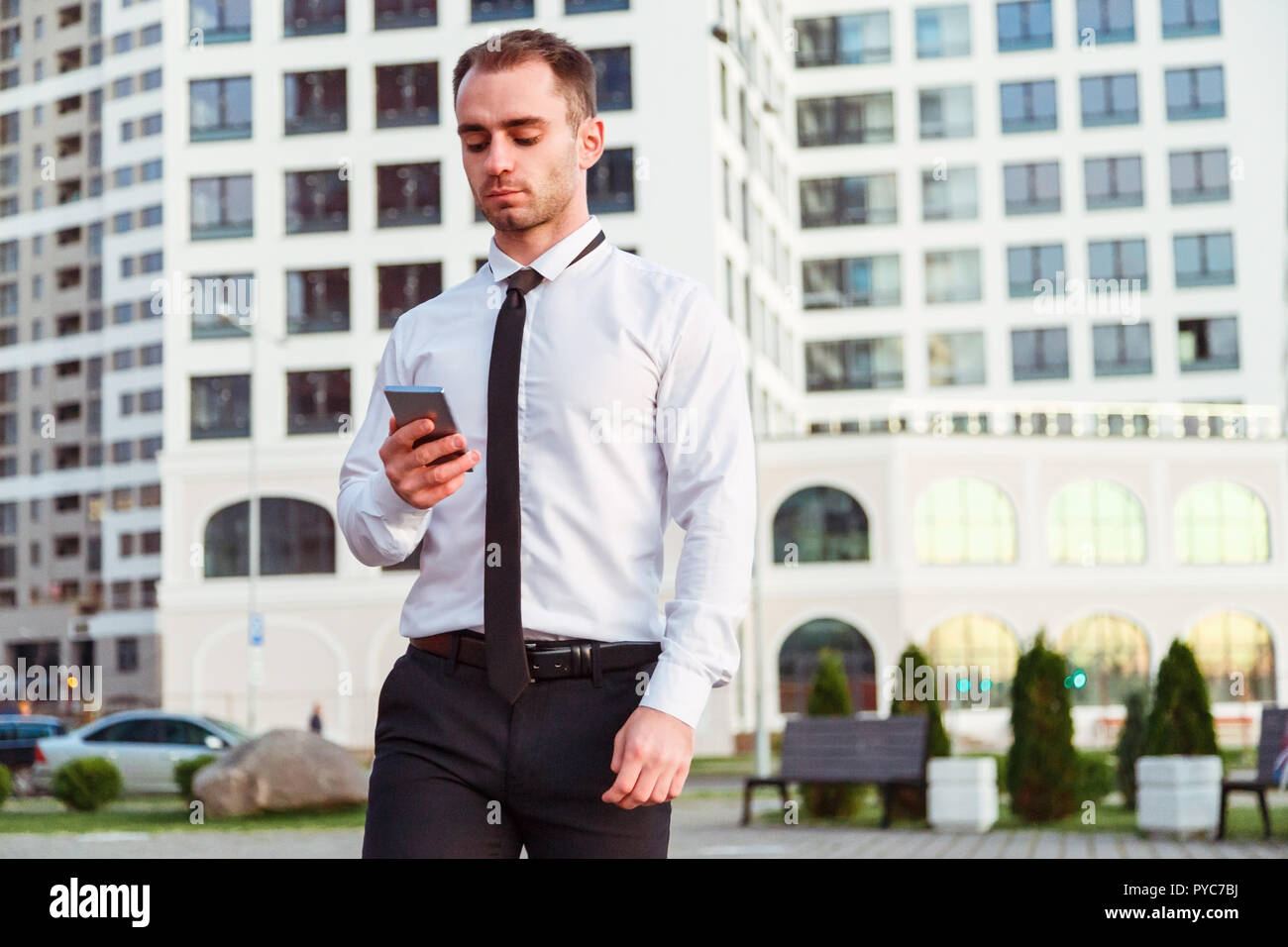 Geschäftsmann holding Mobile Smartphone mit App Stockfoto